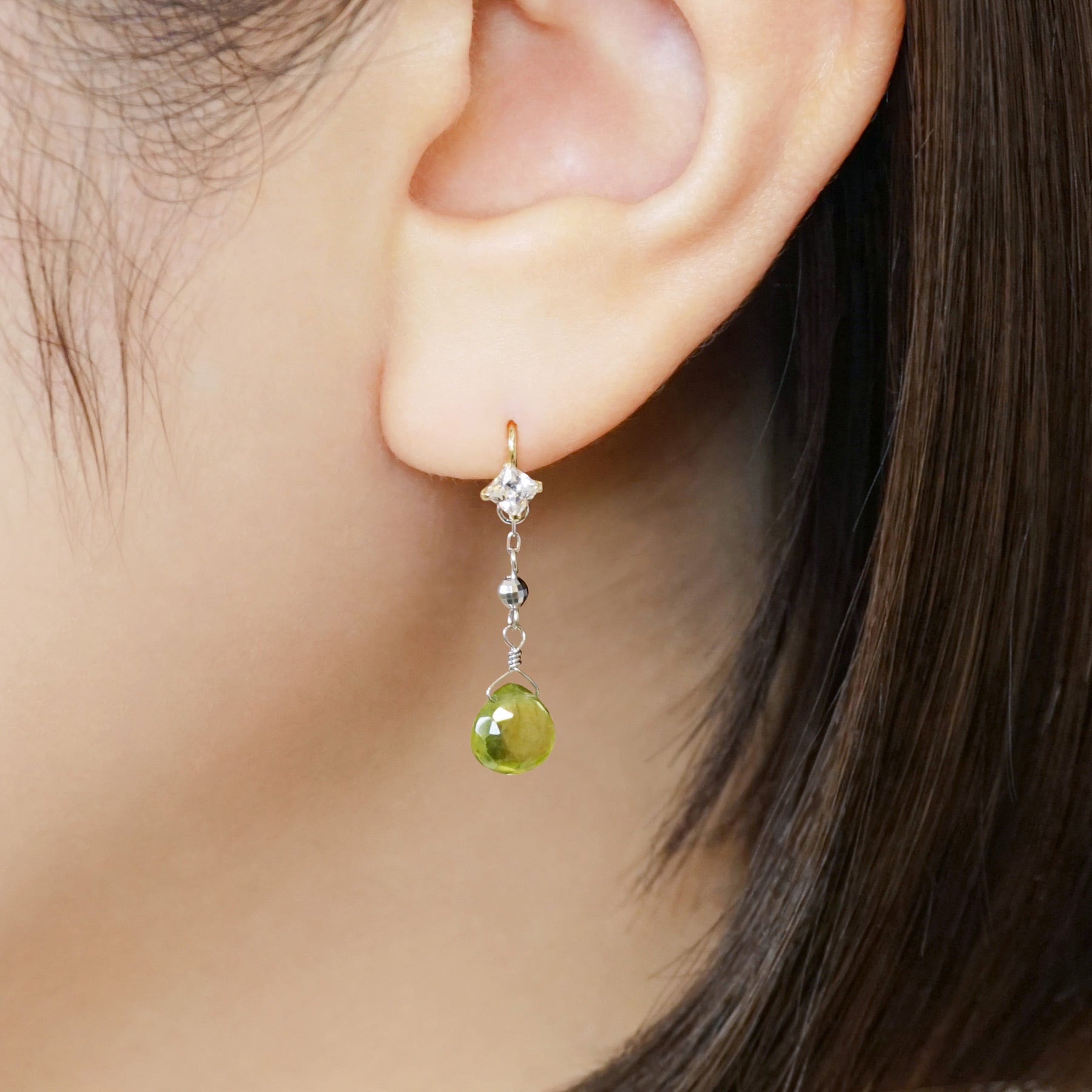 [Palette] 10K Peridot Charms (White Gold) - Model Image