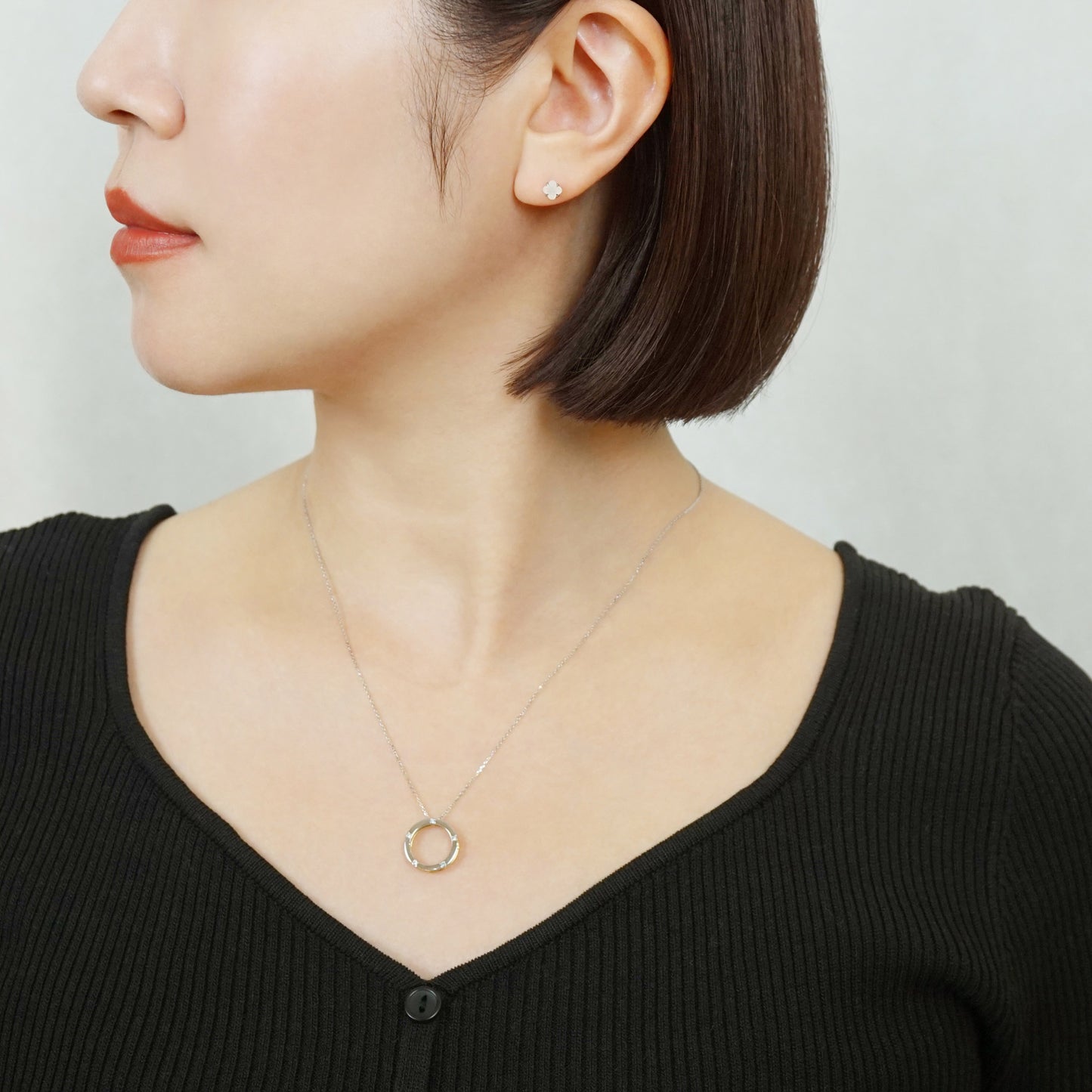 [Second Earrings] Platinum Lily Cut Moonstone Earrings - Model Image