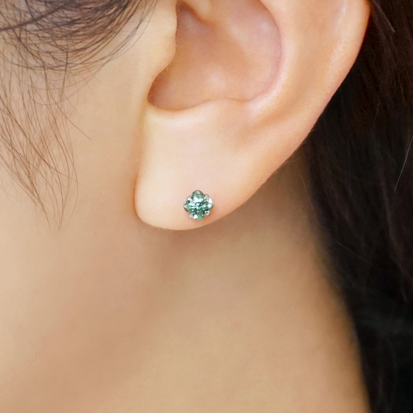 [Second Earrings] Platinum Lily Cut Green Quartz Earrings - Model Image