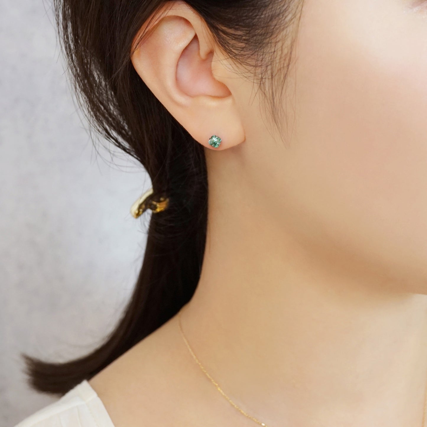 [Second Earrings] Platinum Lily Cut Green Quartz Earrings - Model Image