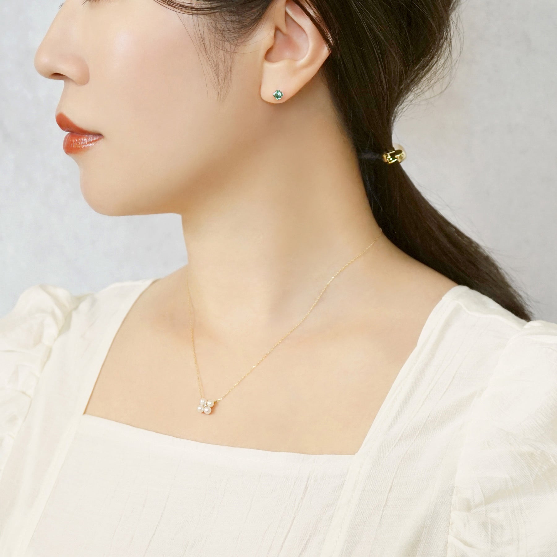 [Second Earrings] Platinum Lily Cut Green Quartz Earrings - Model Image