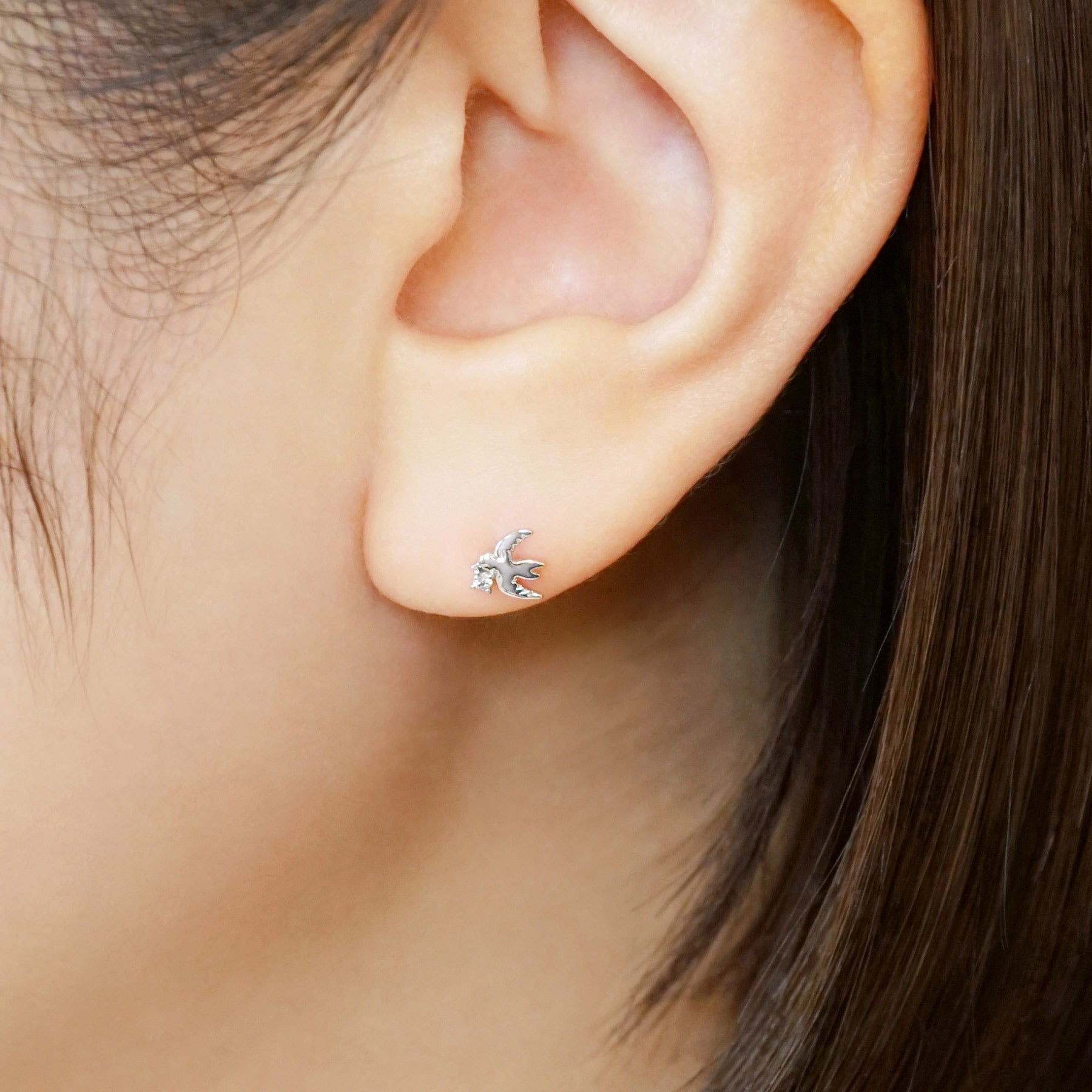 [Solo Earring] [Second Earrings] Platinum Diamond Swallow Single Earring - Model Image