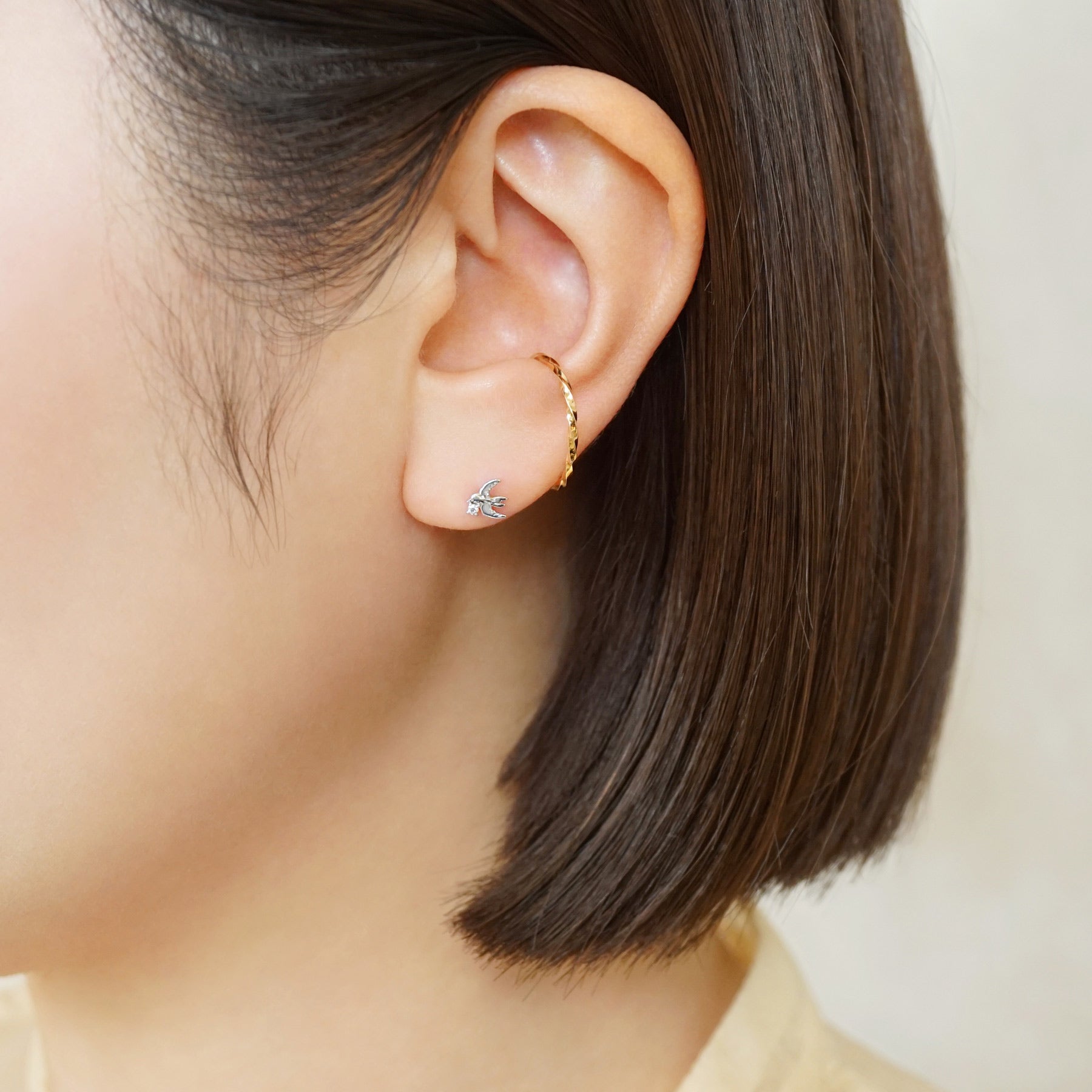 [Solo Earring] [Second Earrings] Platinum Diamond Swallow Single Earring - Model Image