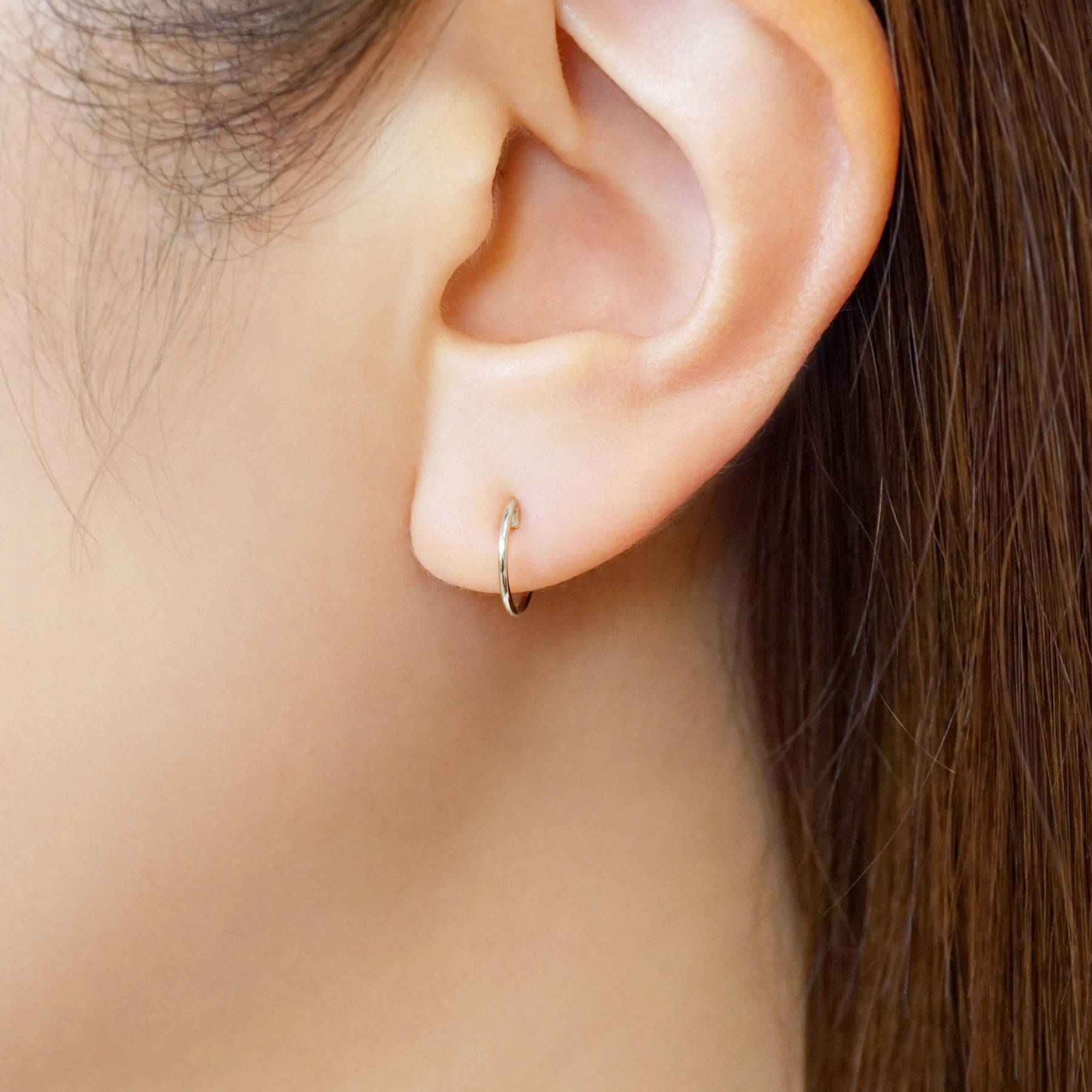 [Palette] 10K Hoop Clip-On Base Earrings (Small) (White Gold) - Model Image