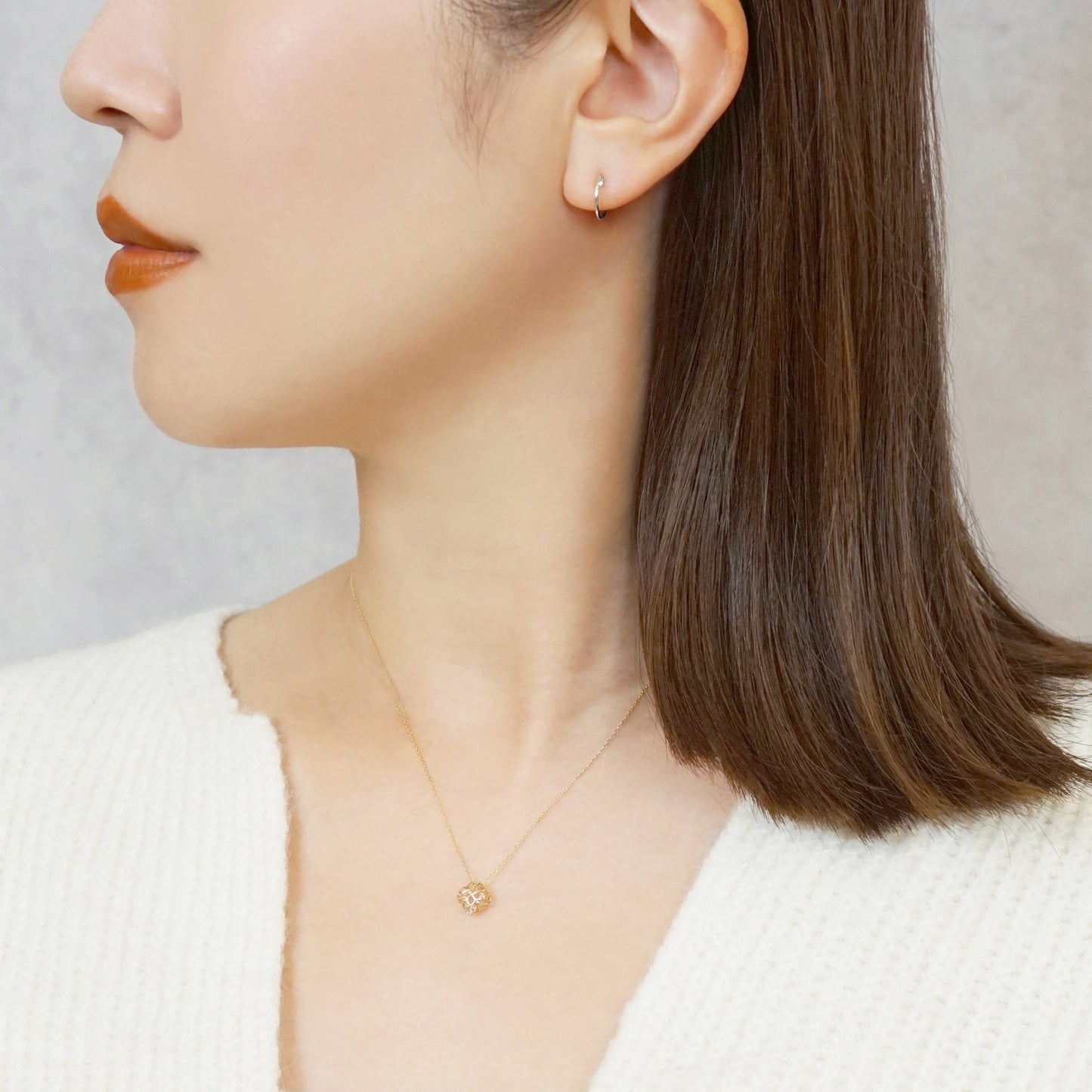 [Palette] 10K Hoop Clip-On Base Earrings (Small) (White Gold) - Model Image