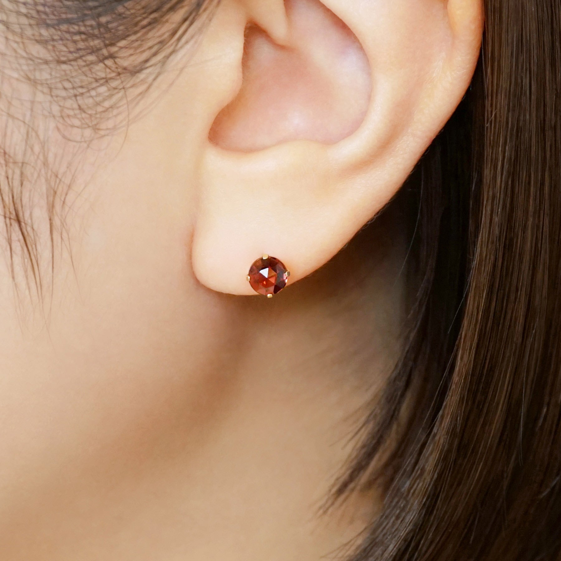 [Solo Earring] 18K/10K Garnet Circle Single Earring (Yellow Gold) - Model Image