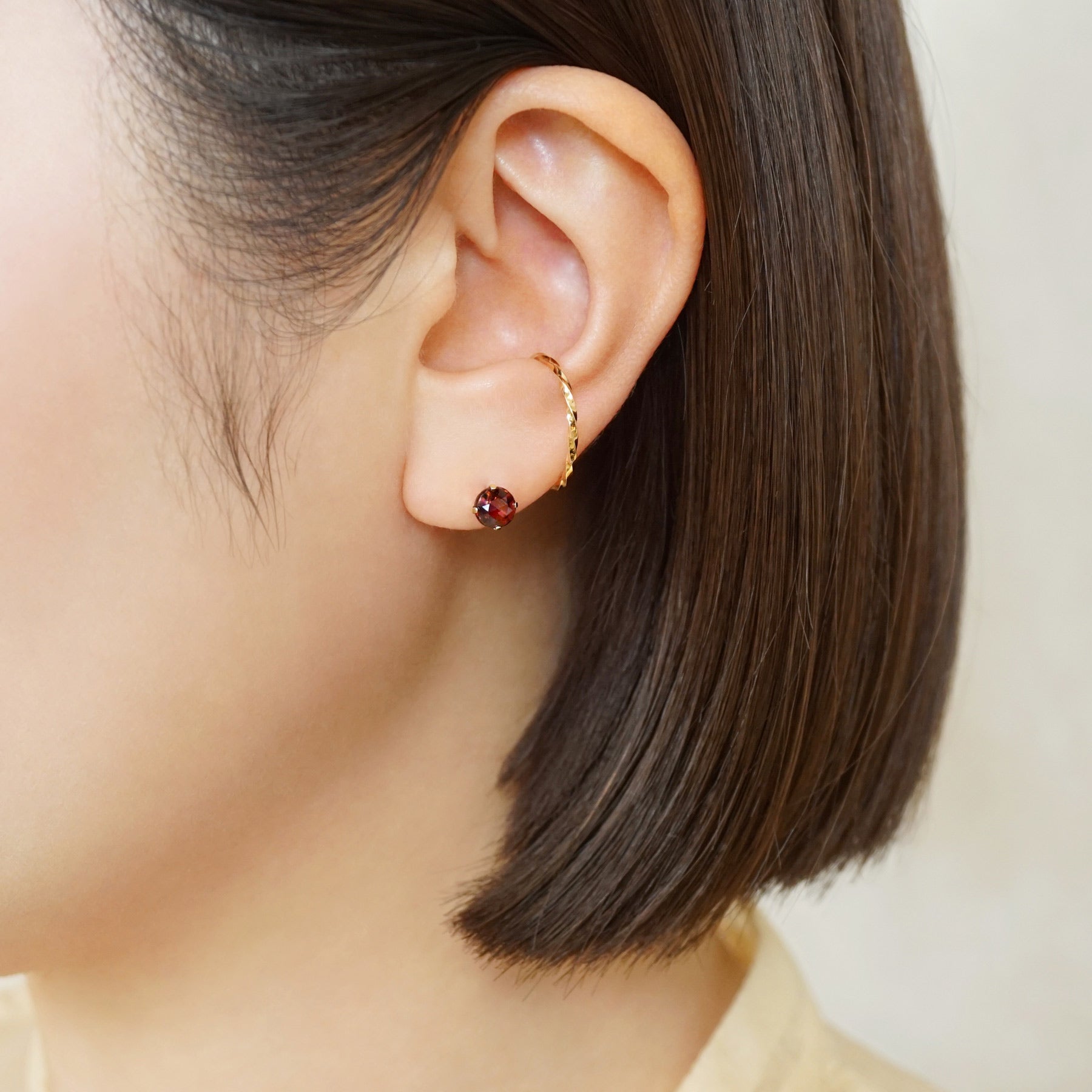 [Solo Earring] 18K/10K Garnet Circle Single Earring (Yellow Gold) - Model Image