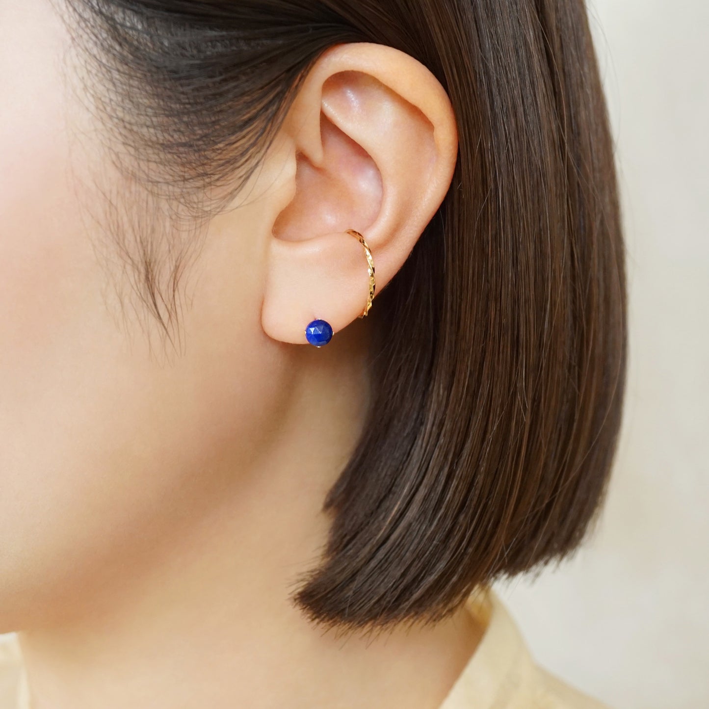 [Solo Earring] 18K/10K Lapis Lazuli Circle Single Earring (Yellow Gold) - Model Image