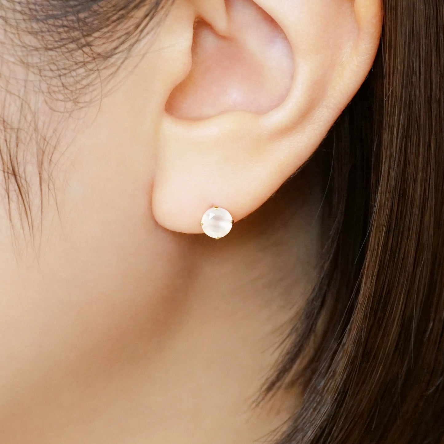 [Solo Earring] 18K/10K Moonstone Circle Single Earring (Yellow Gold) - Model Image