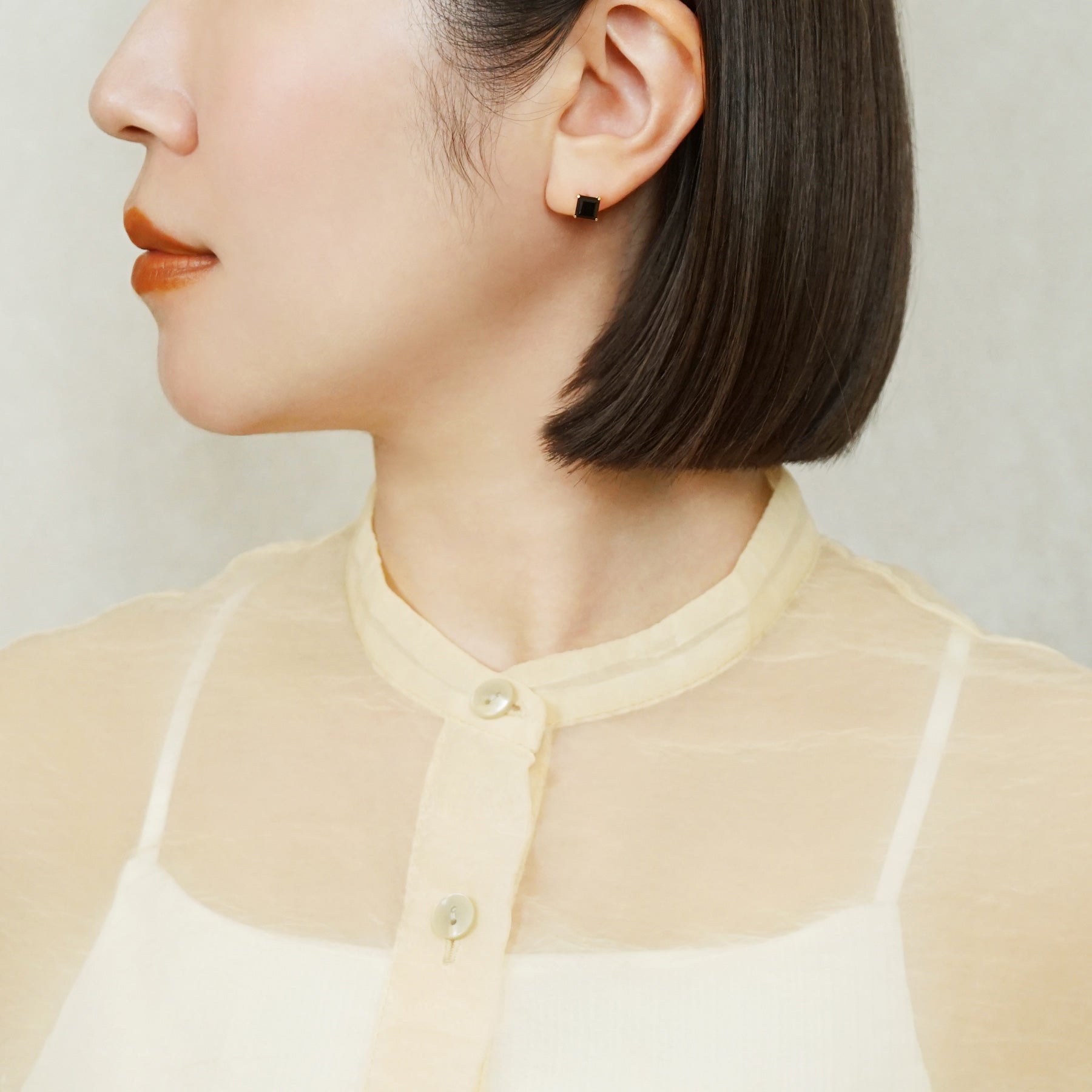 [Solo Earring] 18K/10K Onyx Square Single Earring (Yellow Gold) - Model Image