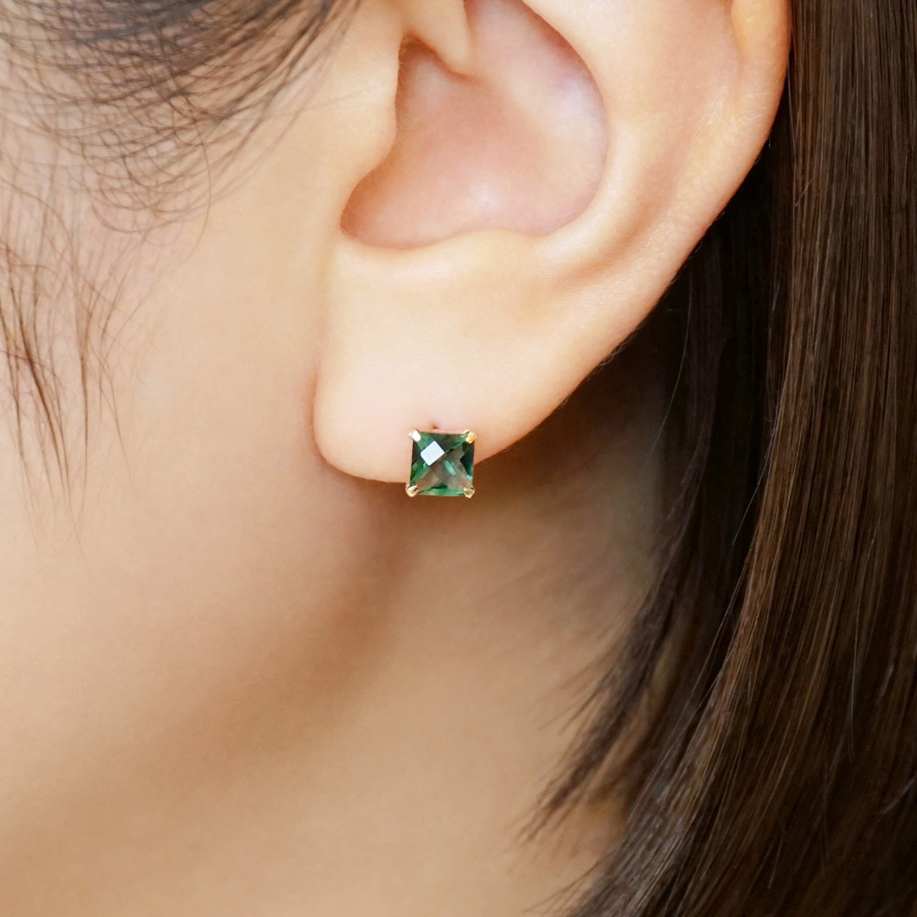 [Solo Earring] 18K/10K Green Quartz Square Single Earring (Yellow Gold) - Model Image