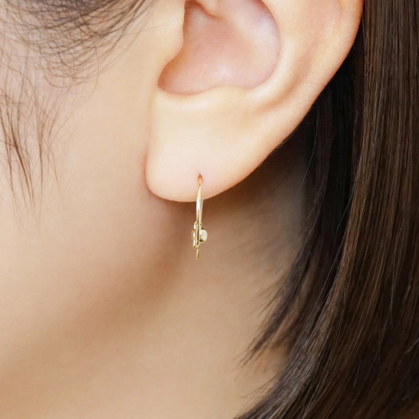 [Palette] Gold Filled Wire Base Earrings - Model Image