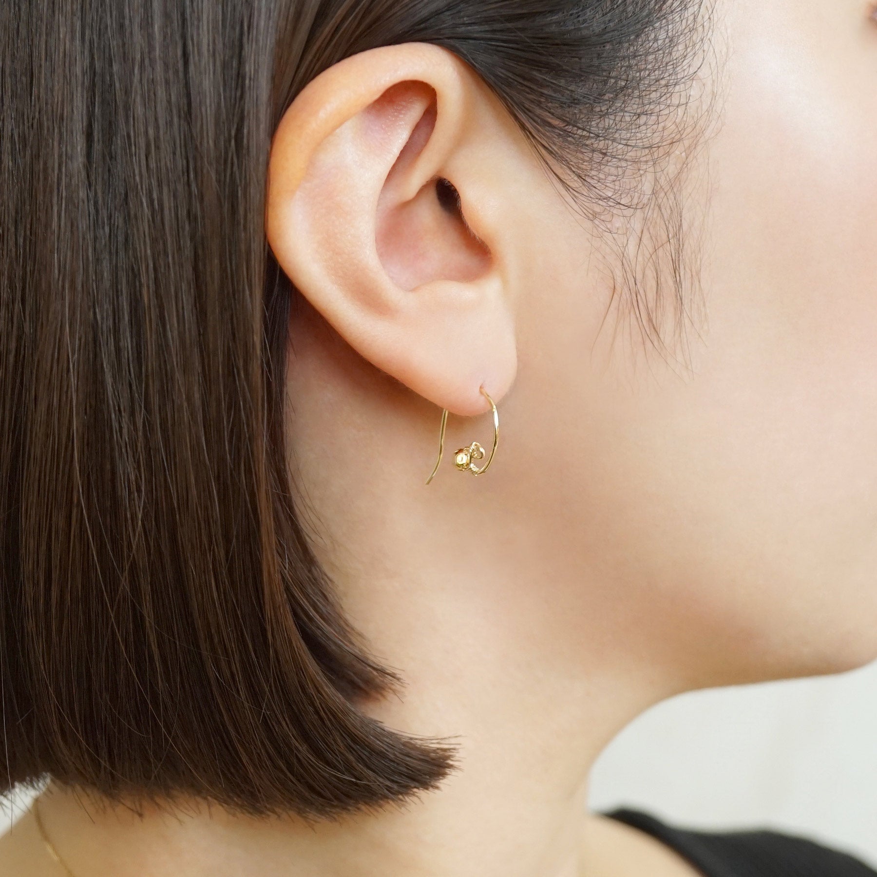 [Palette] Gold Filled Wire Base Earrings - Model Image