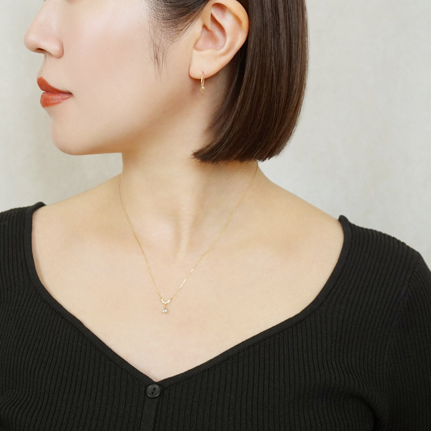 [Palette] Gold Filled Wire Base Earrings - Model Image