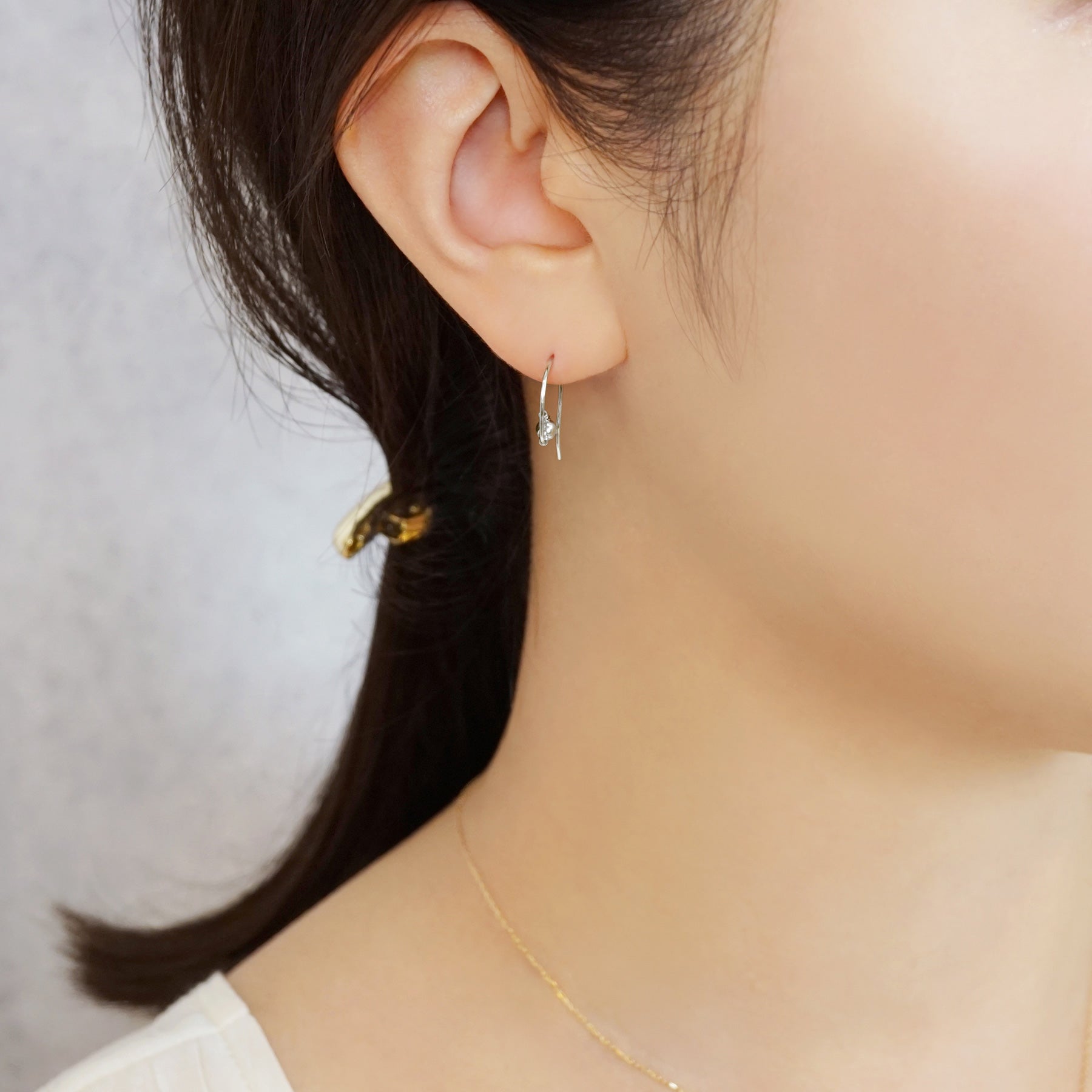 [Palette] Gold Filled Wire Earrings (Platinum Plated) - Model Image