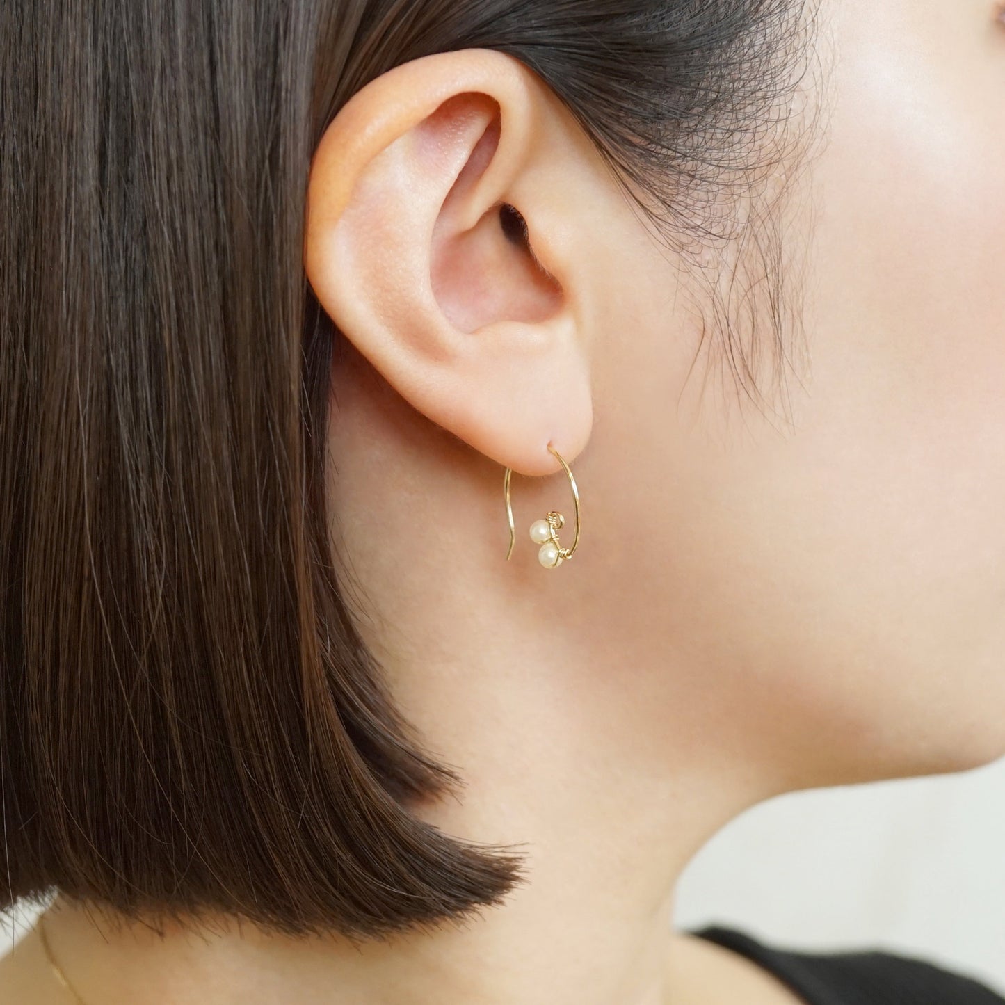 [Palette] Gold Filled Pearl Wire Base Earrings - Model Image