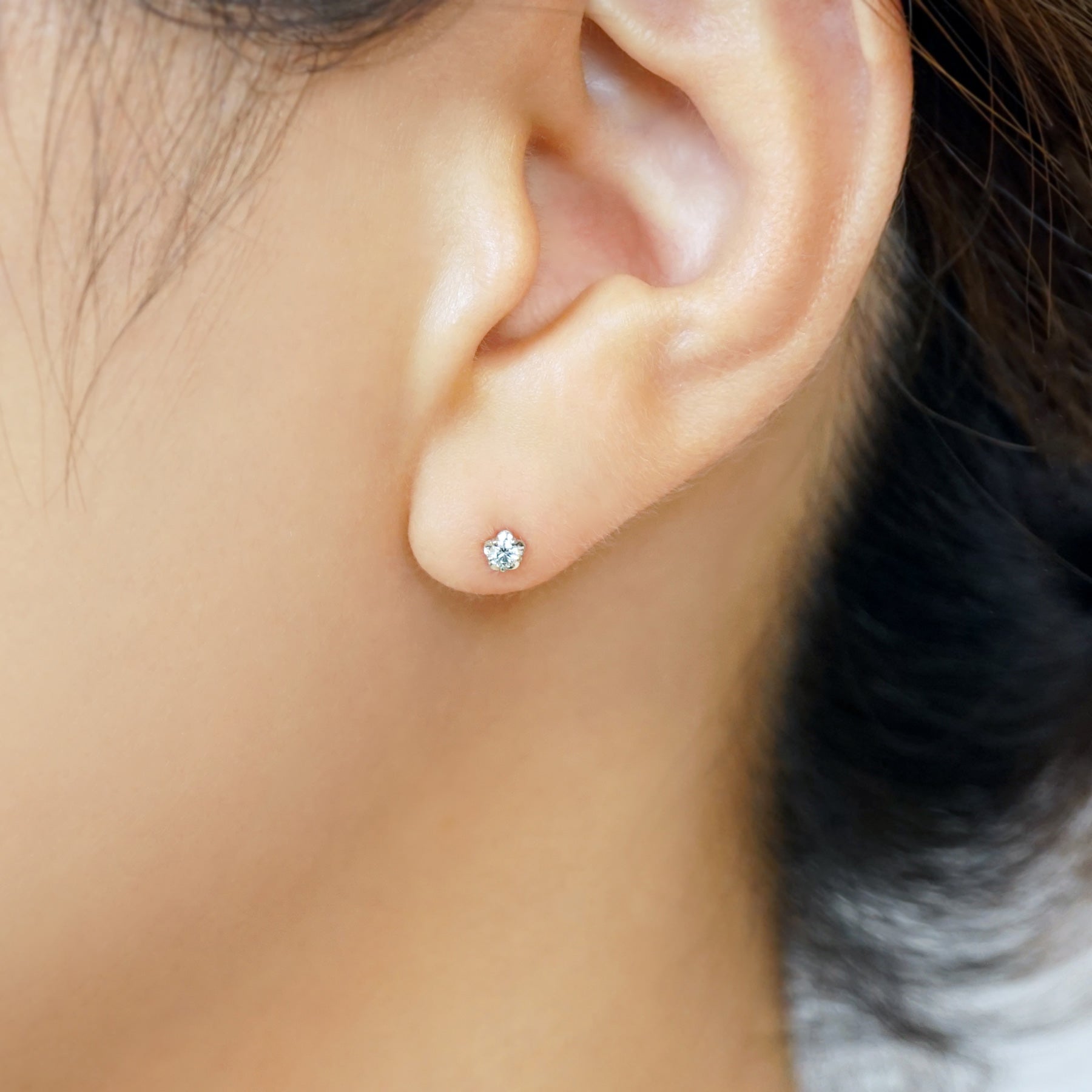 [Second Earrings] Platinum Ice Blue Diamond Earrings - Model Image