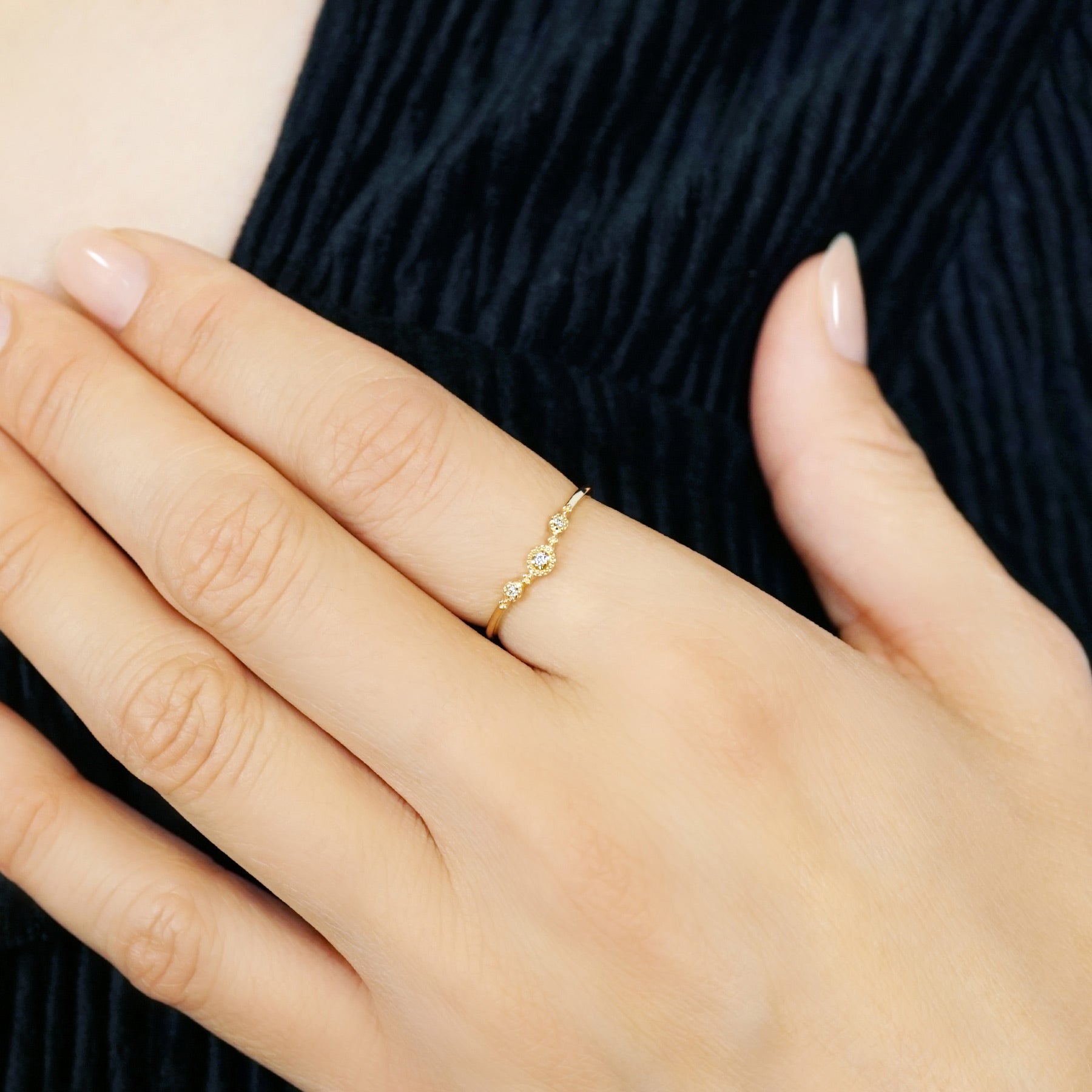 10K Diamond V-shaped Ring [Blessing] (Yellow Gold) - Model Image