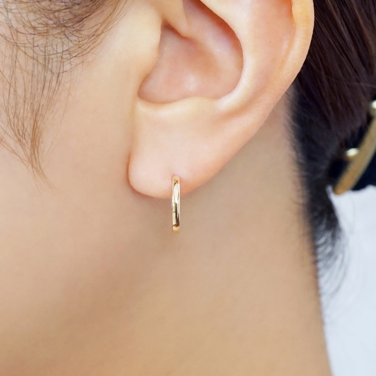 [Solo Earring] 14K/10K Huggie Hoop Single Earring (Large) (Yellow Gold) - Model Image