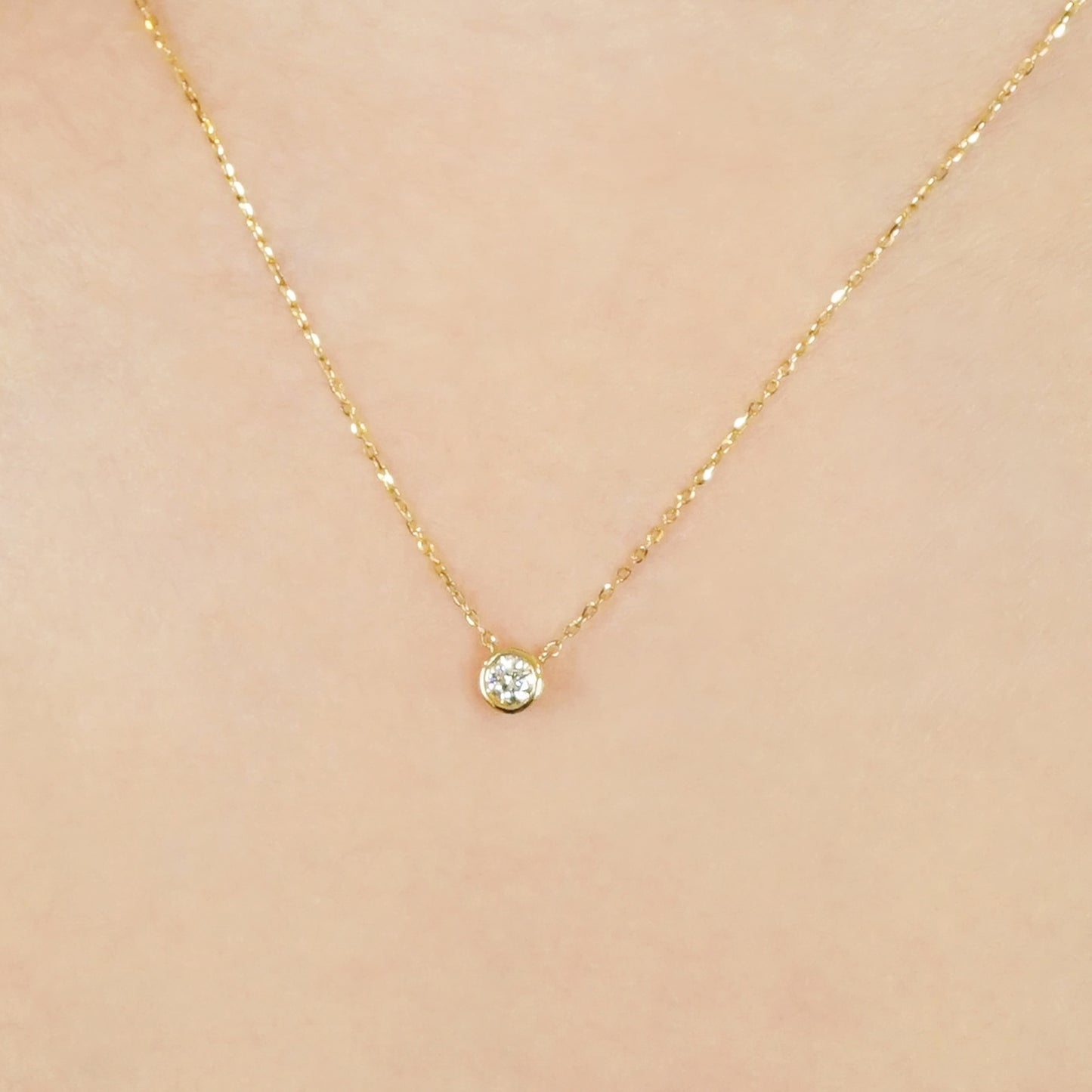 [Limited Edition] 18K Diamond Solitaire Necklace (Yellow Gold) - Model Image