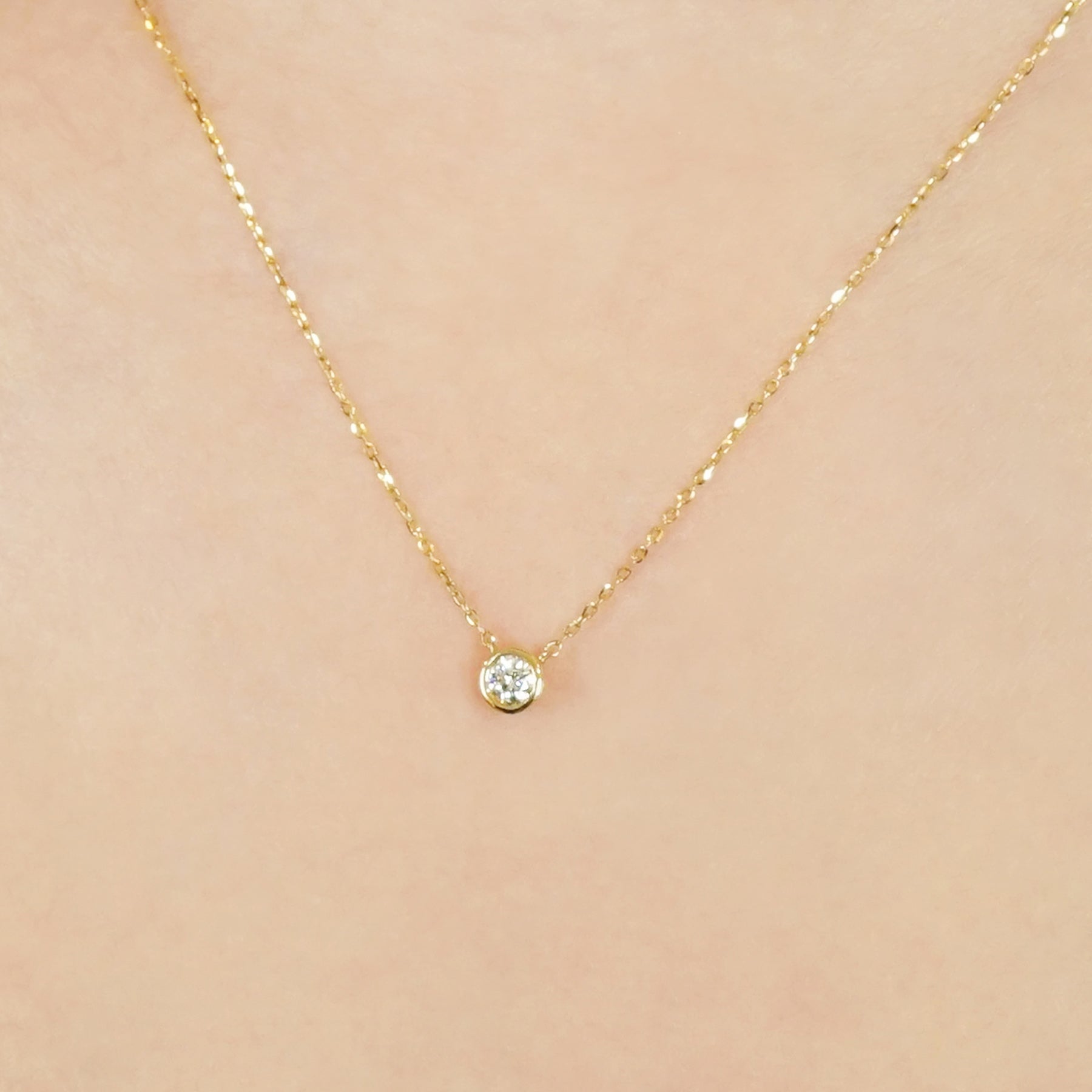 [Limited Edition] 18K Diamond Solitaire Necklace (Yellow Gold) - Model Image