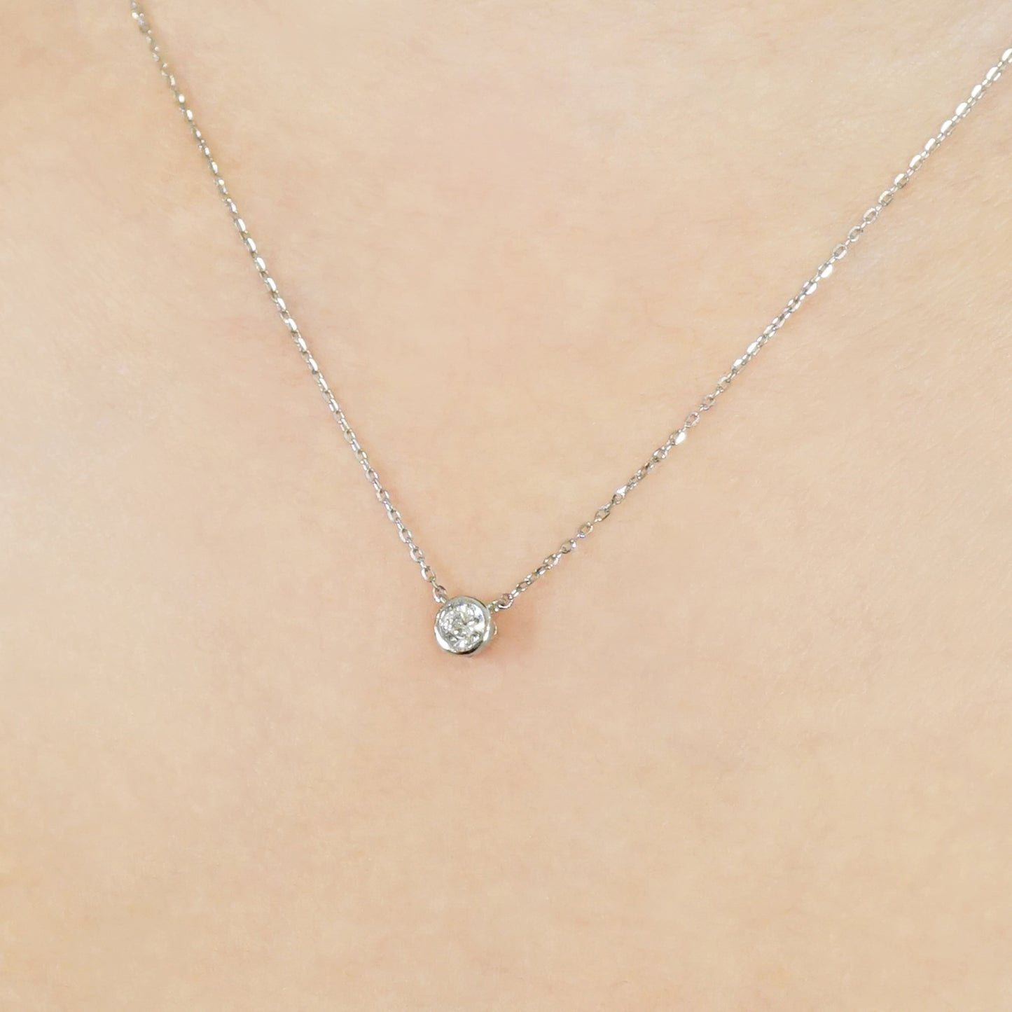 [Limited Edition] Platinum Diamond Solitaire Necklace - Model Image