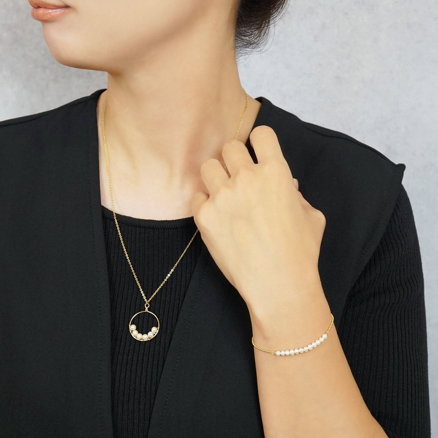 [WEB and Some Store Only] Gold Filled Freshwater Pearl Ball Chain Bracelet - Model Image