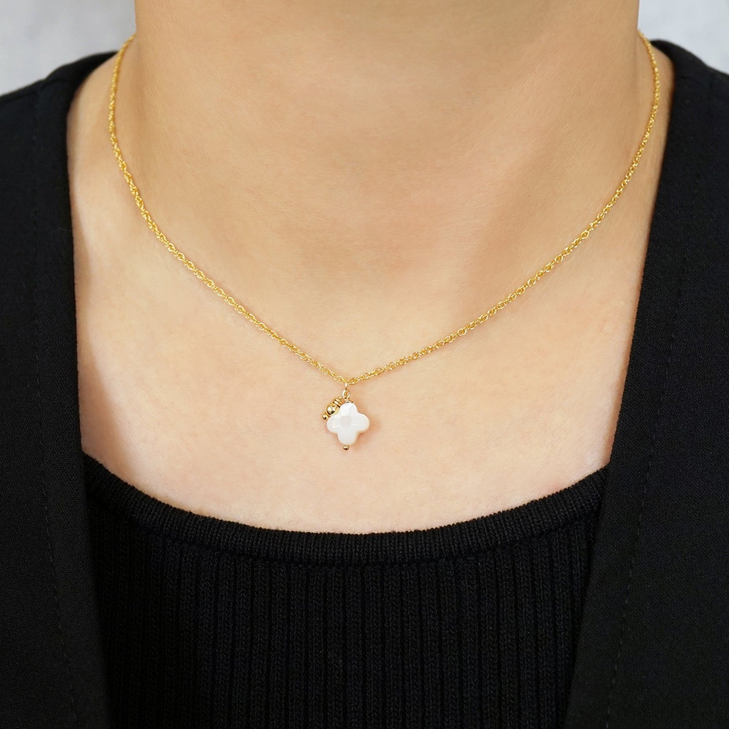 [WEB and Some Store Only] Gold Filled White Shell Flower Necklace - Model Image