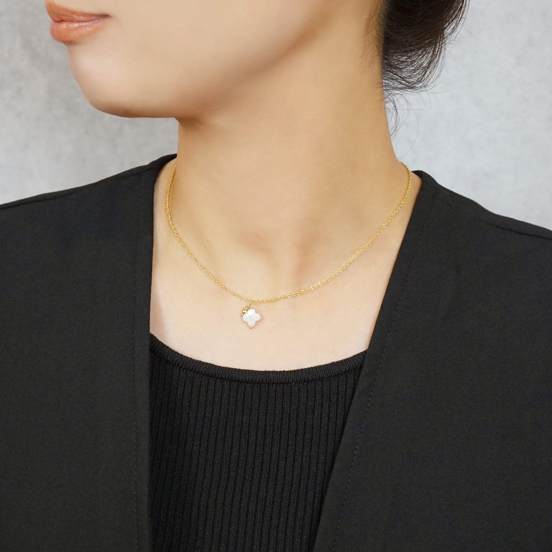 [WEB and Some Store Only] Gold Filled White Shell Flower Necklace - Model Image