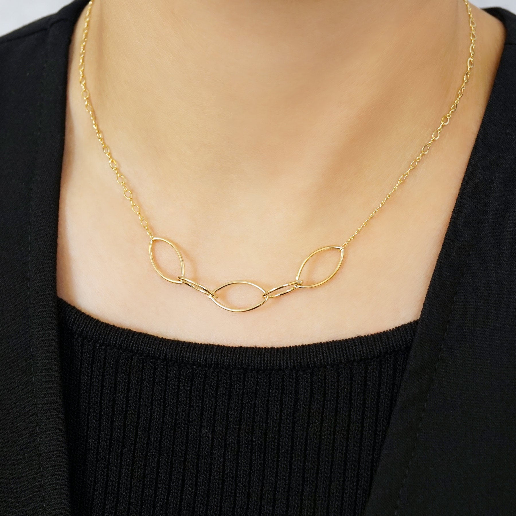 [WEB and Some Store Only] Gold Filled Leaf Motif Necklace - Model Image