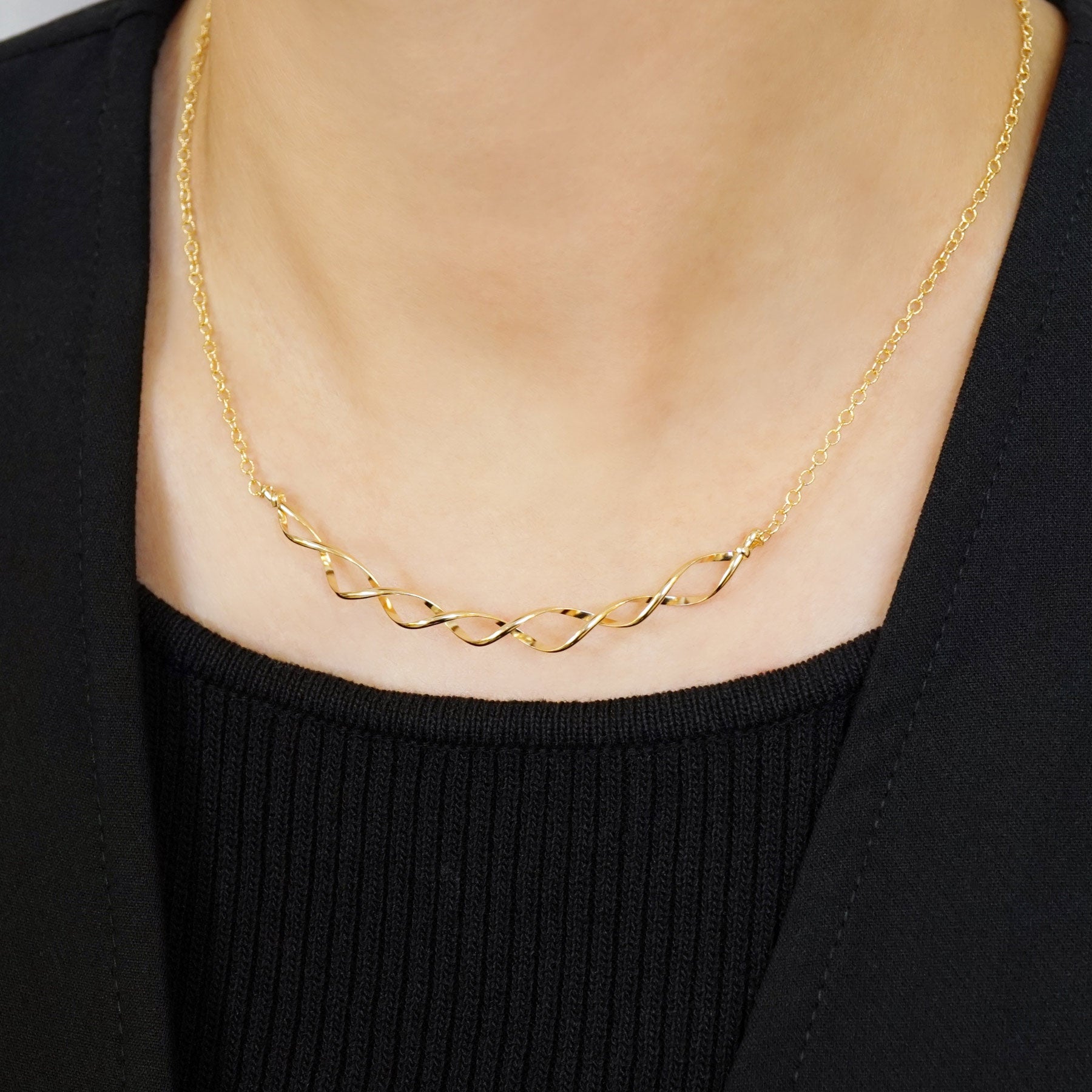 [WEB and Some Store Only] Gold Filled Spiral Motif Necklace - Model Image