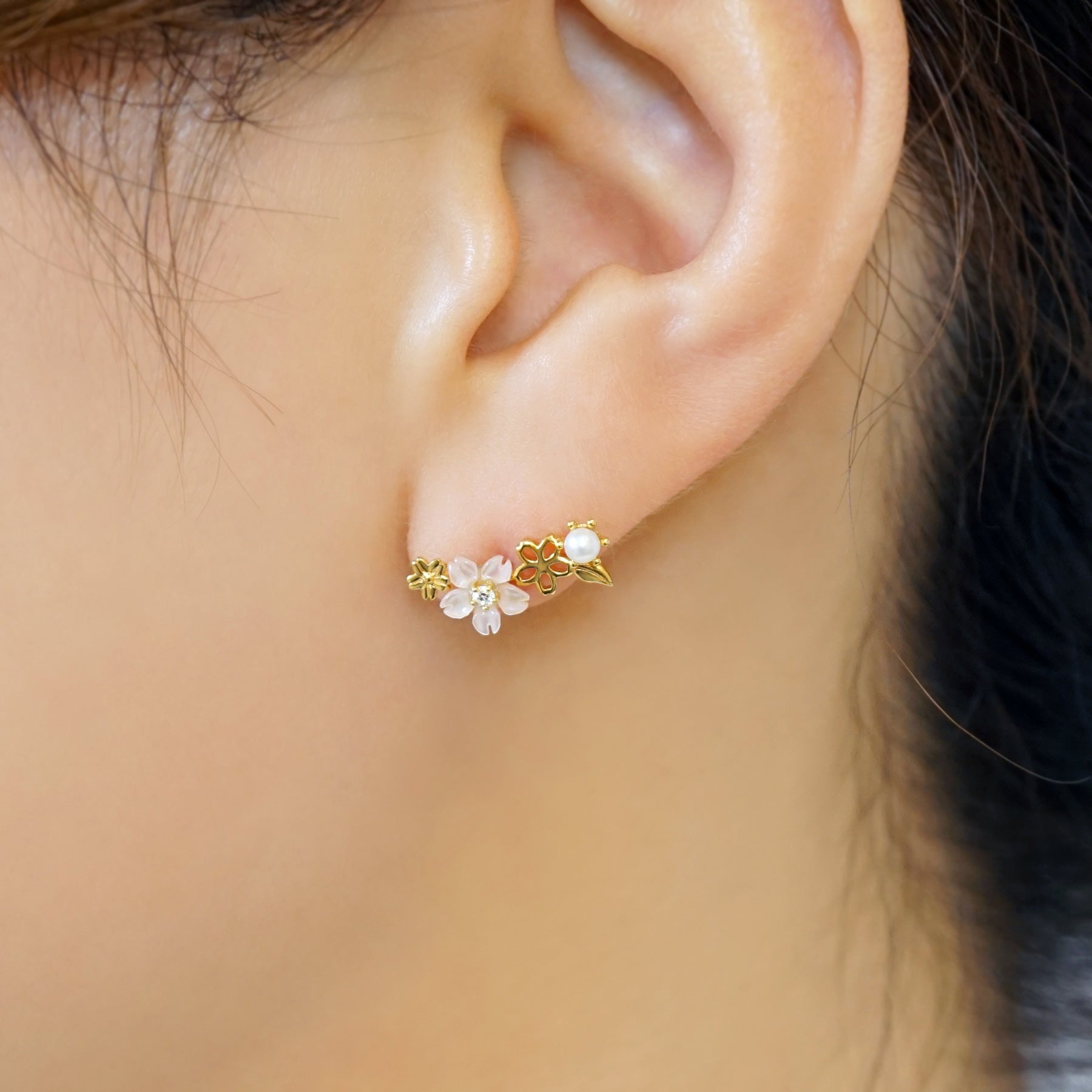 [Solo Earring] 10K / 925 Sterling Silver Pink Shell Cherry Blossoms Single Earring - Model Image