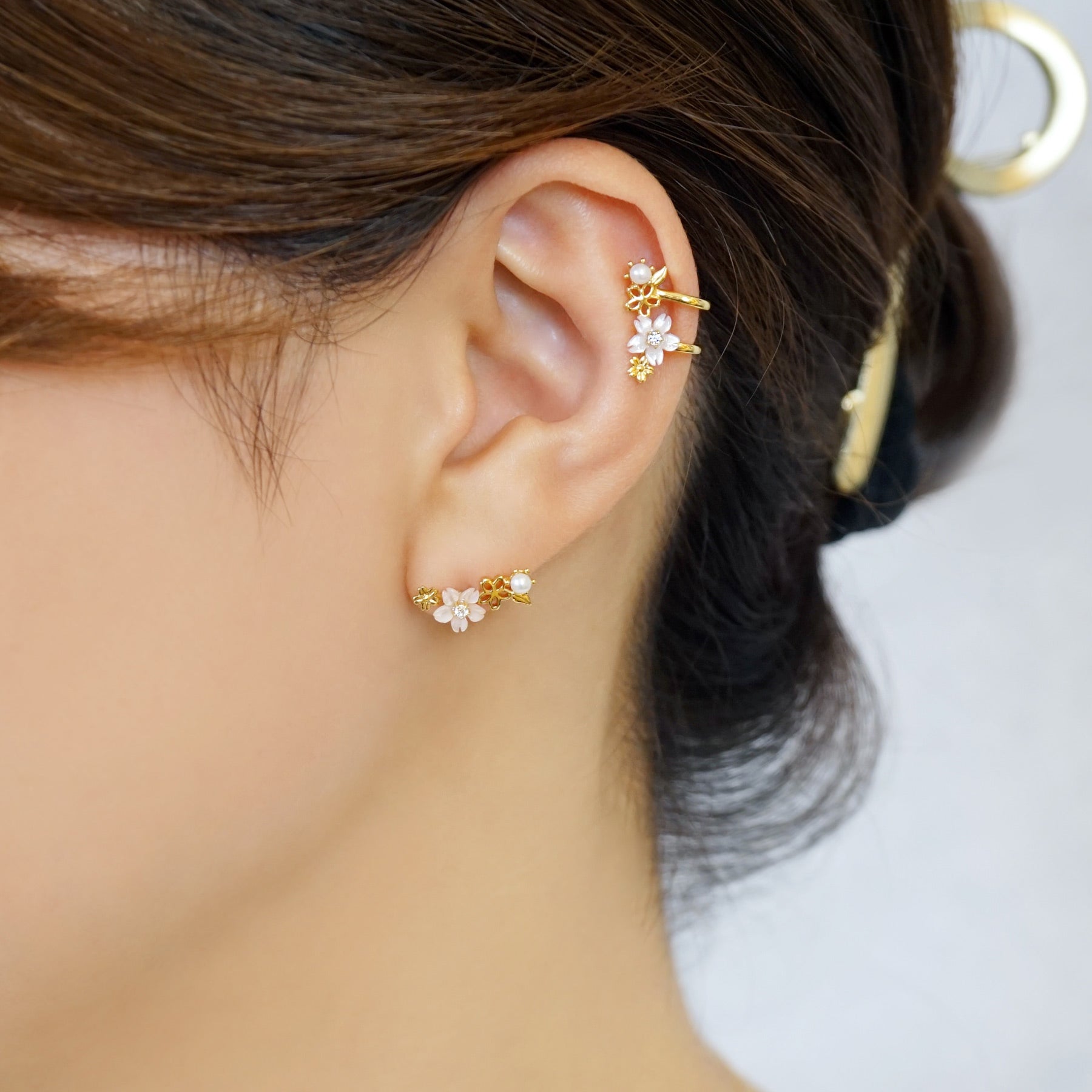 [Solo Earring] 10K / 925 Sterling Silver Pink Shell Cherry Blossoms Single Earring - Model Image