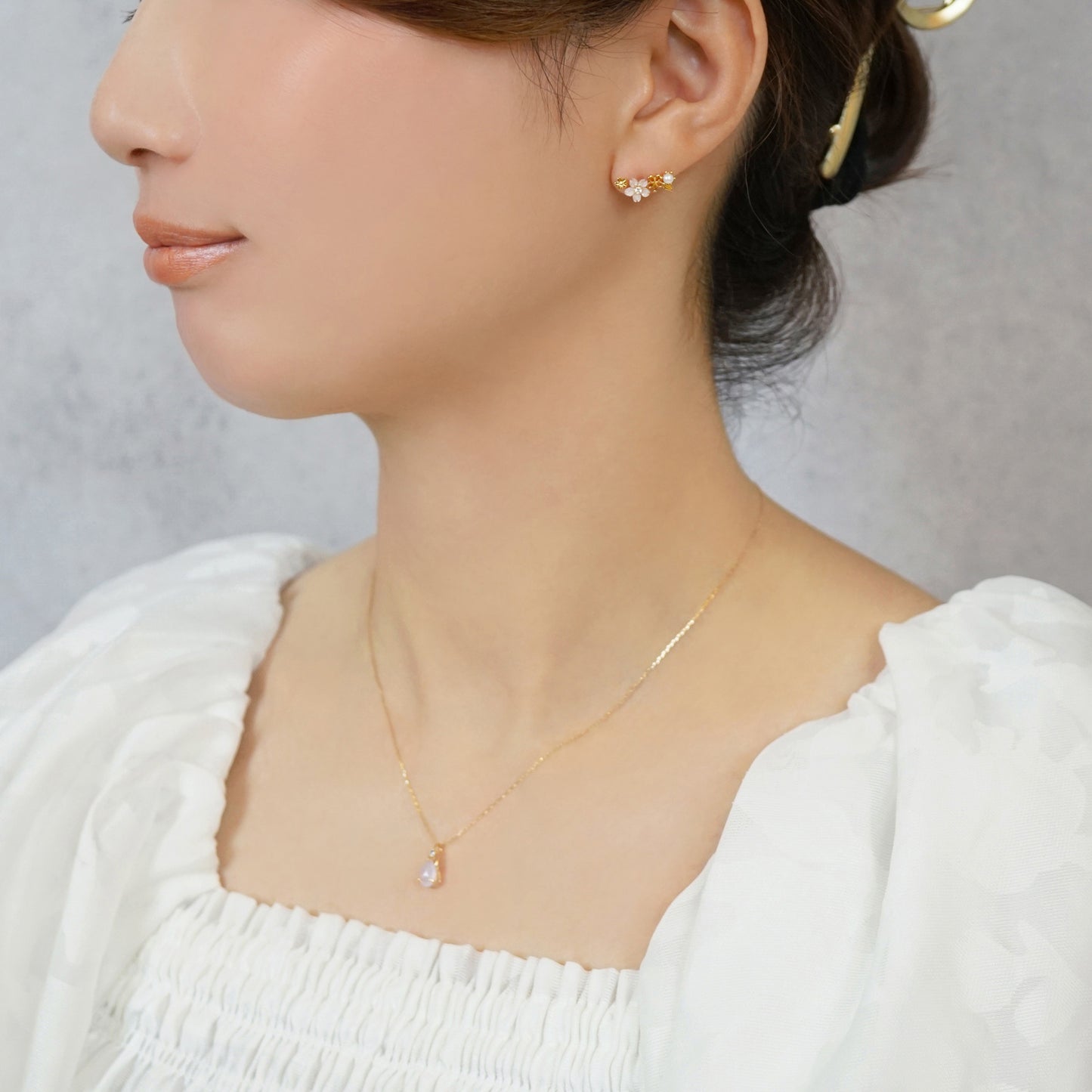 [Solo Earring] 10K / 925 Sterling Silver Pink Shell Cherry Blossoms Single Earring - Model Image