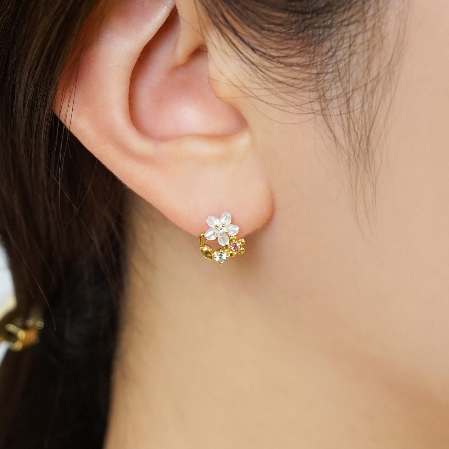 [Solo Earring] 10K / 925 Sterling Silver White Shell Cherry Blossoms Single Earring - Model Image