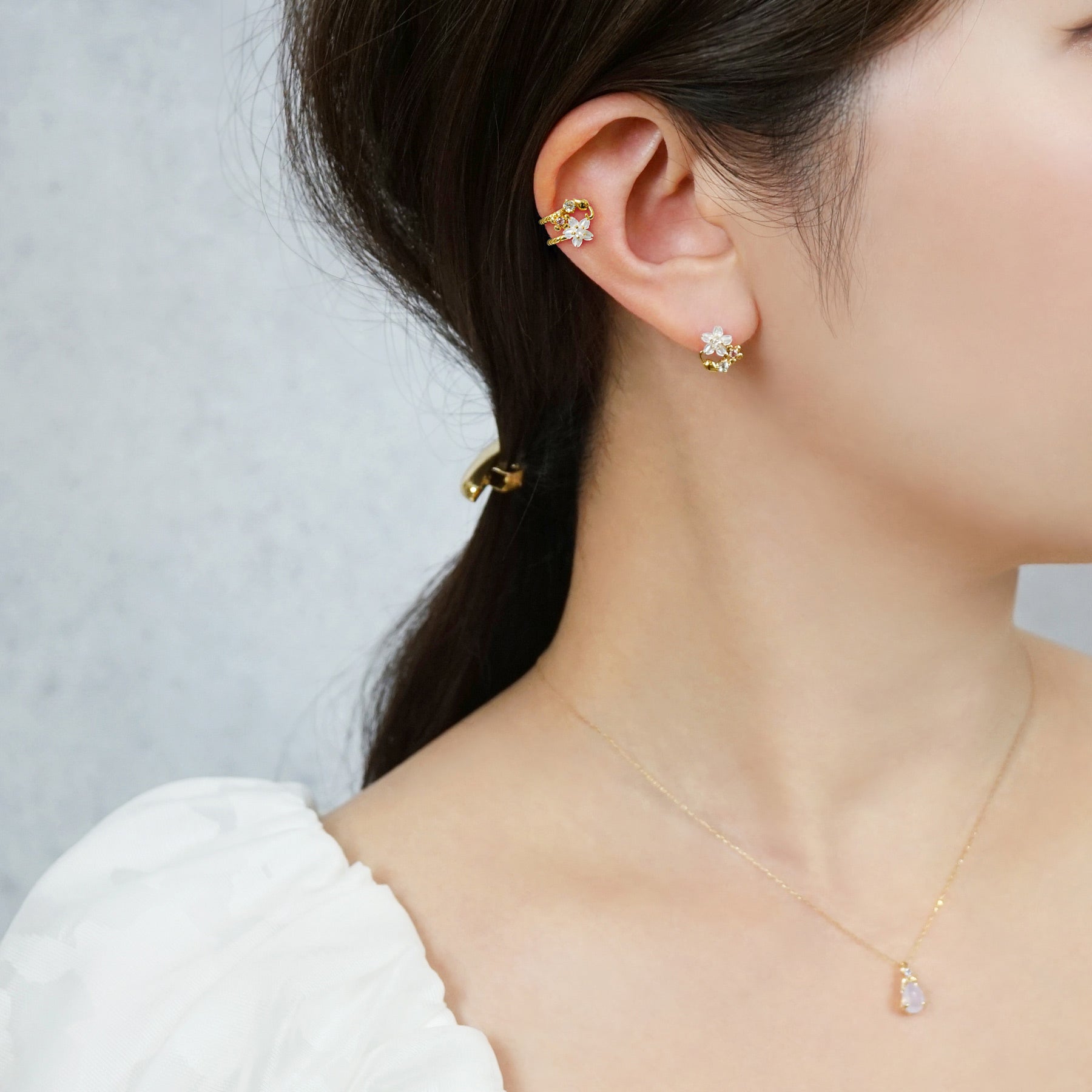 [Solo Earring] 10K / 925 Sterling Silver White Shell Cherry Blossoms Single Earring - Model Image