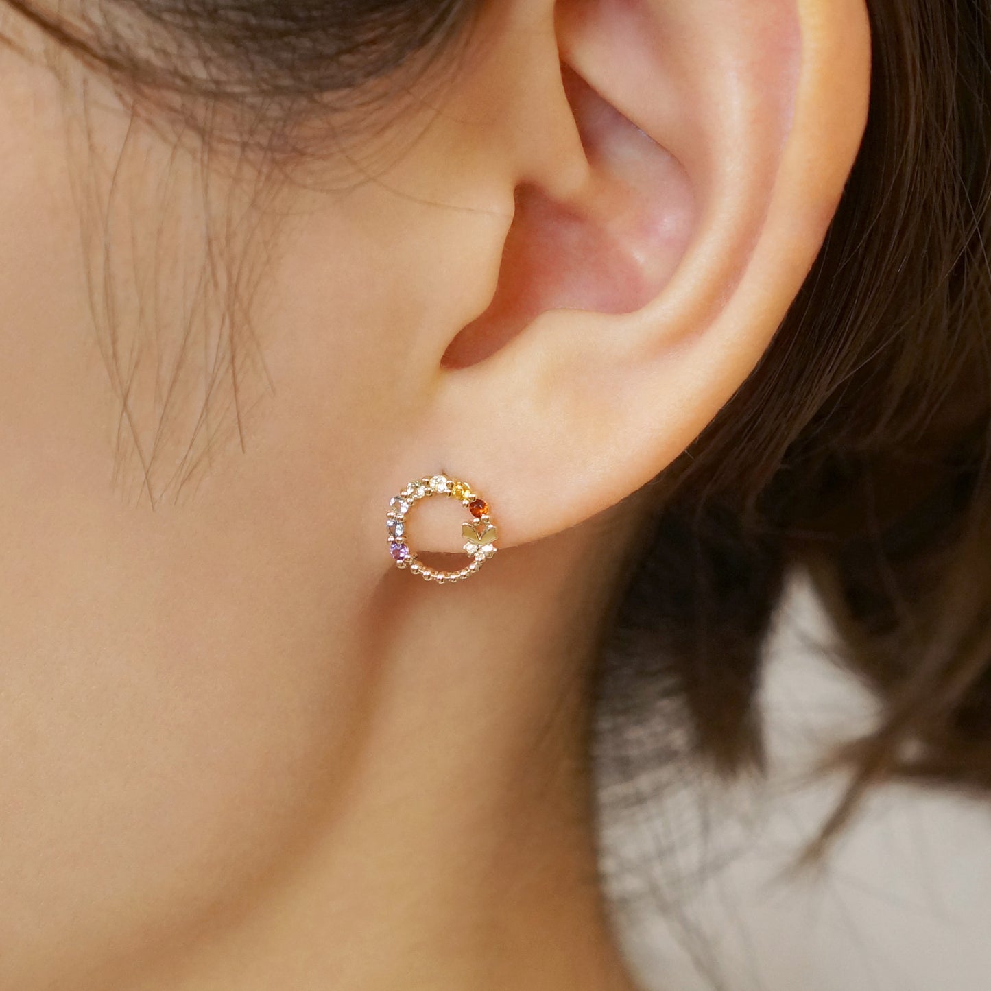 [Solo Earrings] 18K/10K Rainbow Single Earrings (Yellow Gold) - Model Image