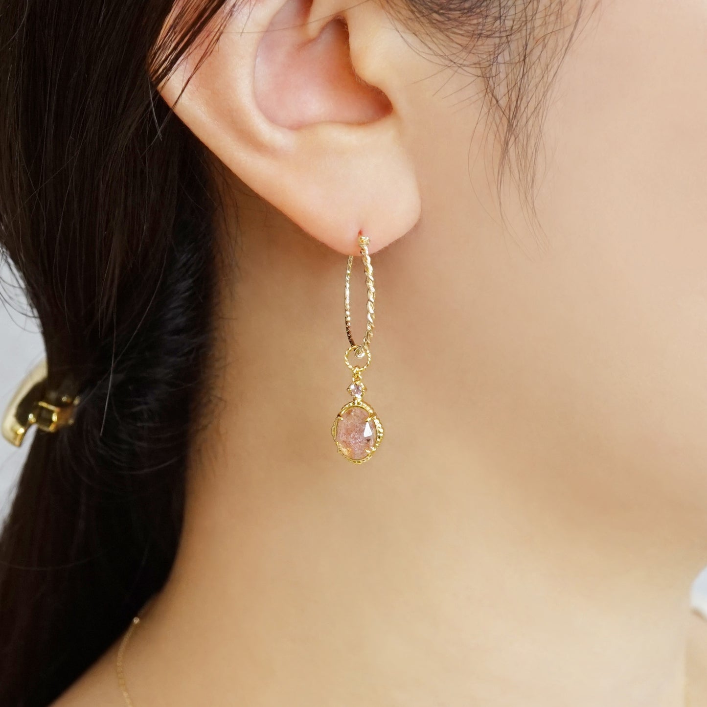 [Palette] Gold Filled / Silver Strawberry Quartz Charm Set Earrings [Berry] (Yellow Gold Plated) - Model Image