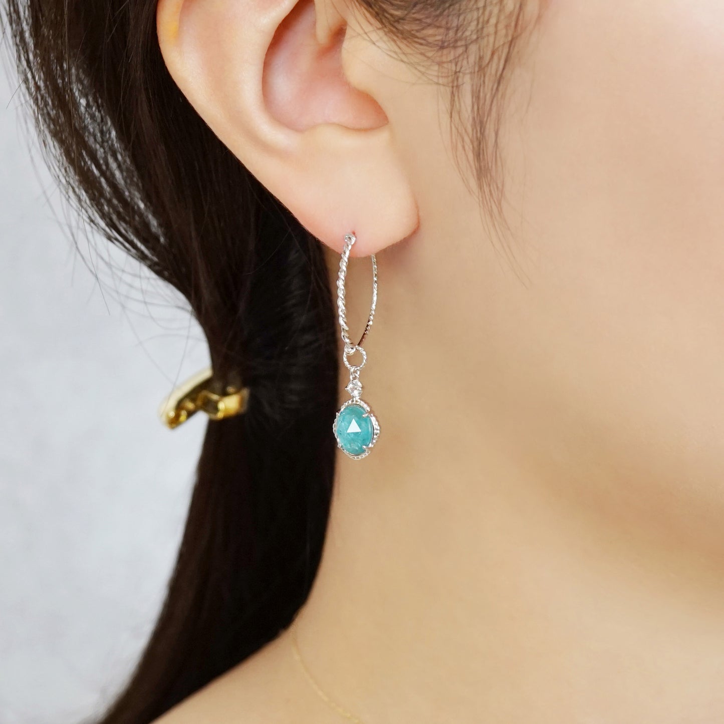 [Palette] Gold Filled / Silver Apatite x White Quartz Charm Set Earrings [Berry] (Platinum Plated) - Model Image