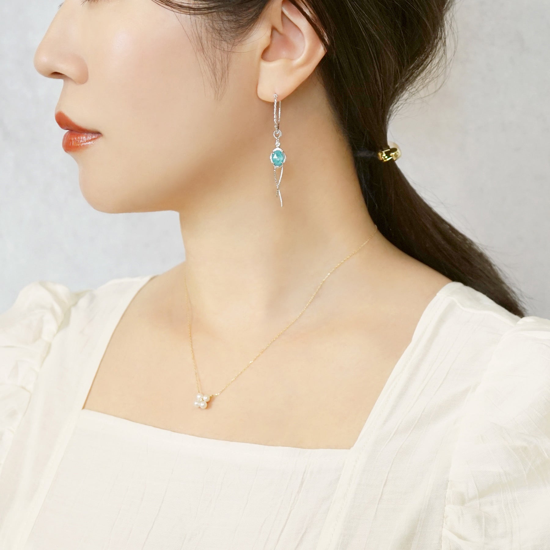 [Palette] Gold Filled / Silver Apatite x White Quartz Charm Set Earrings [Berry] (Platinum Plated) - Model Image