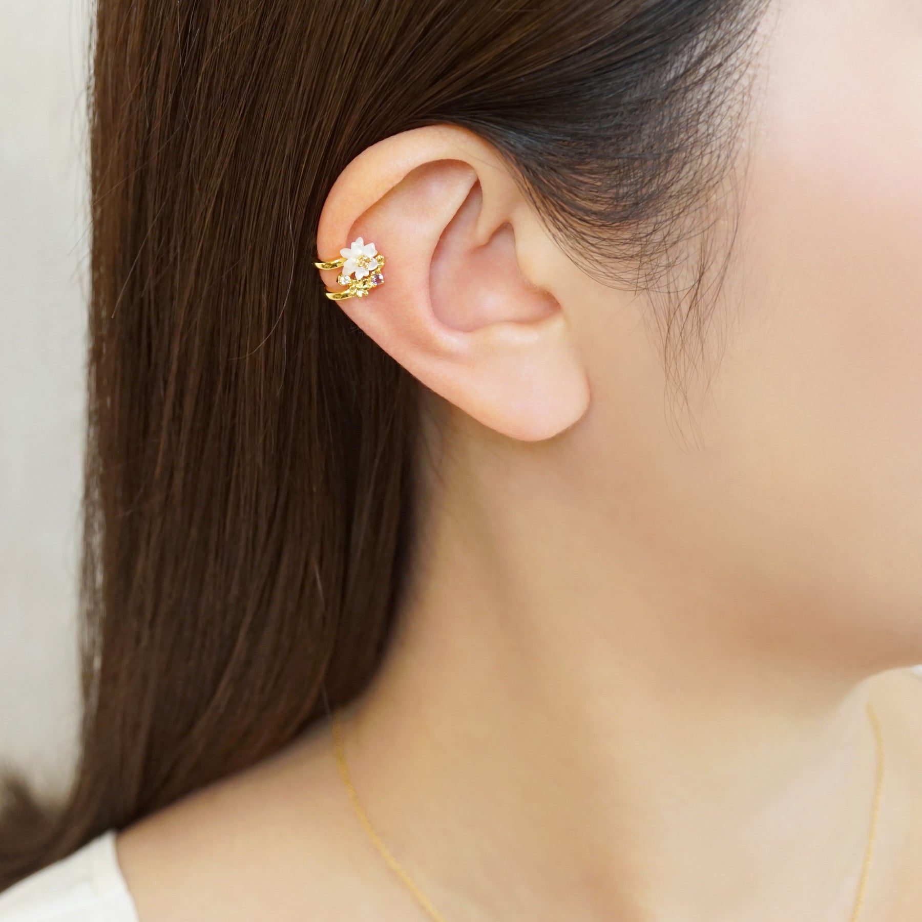 [Birth Flower Jewelry] February - Margaret Ear Cuff (925 Sterling Silver) - Model Image