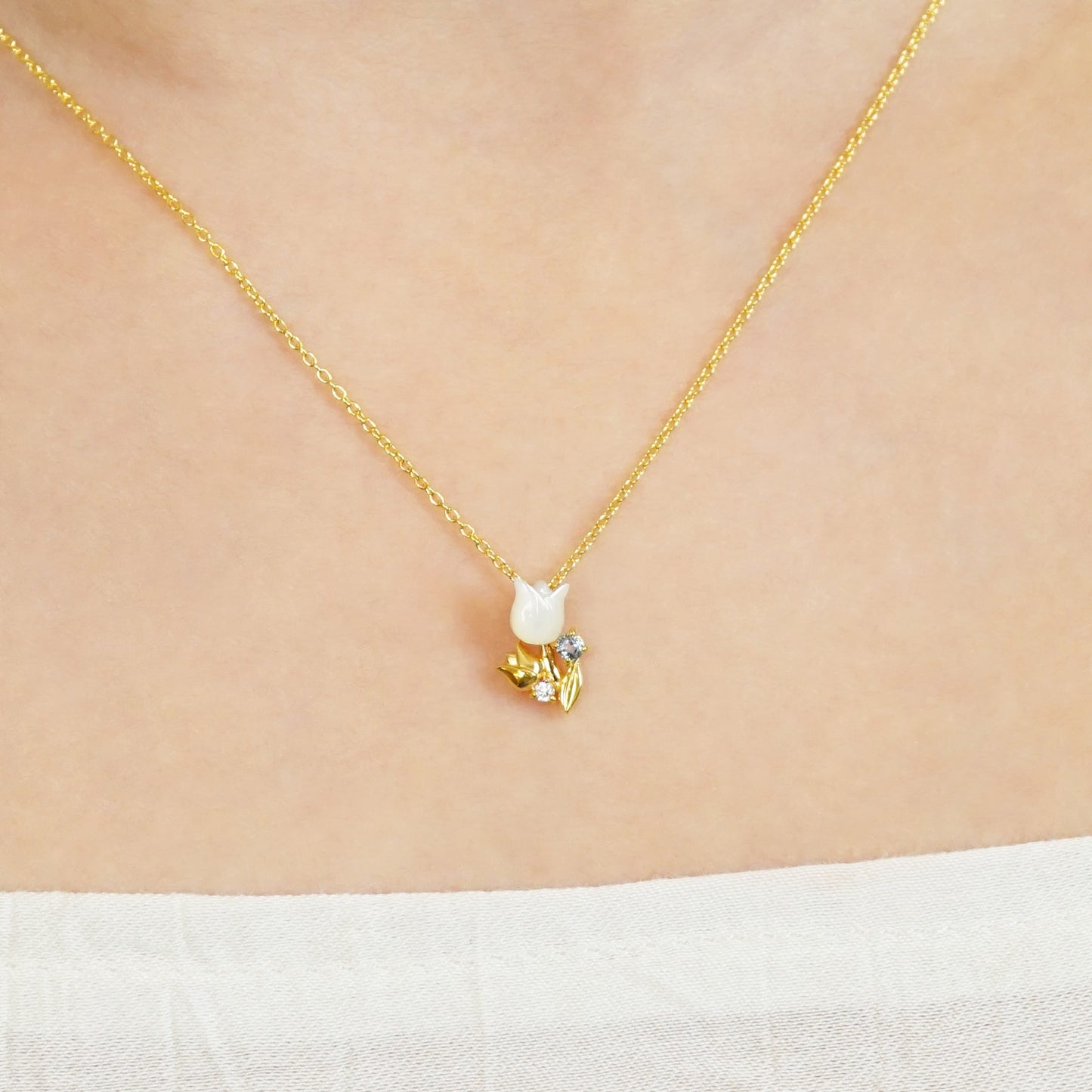 [Birth Flower Jewelry] March - Tulip Necklace (925 Sterling Silver) - Model Image