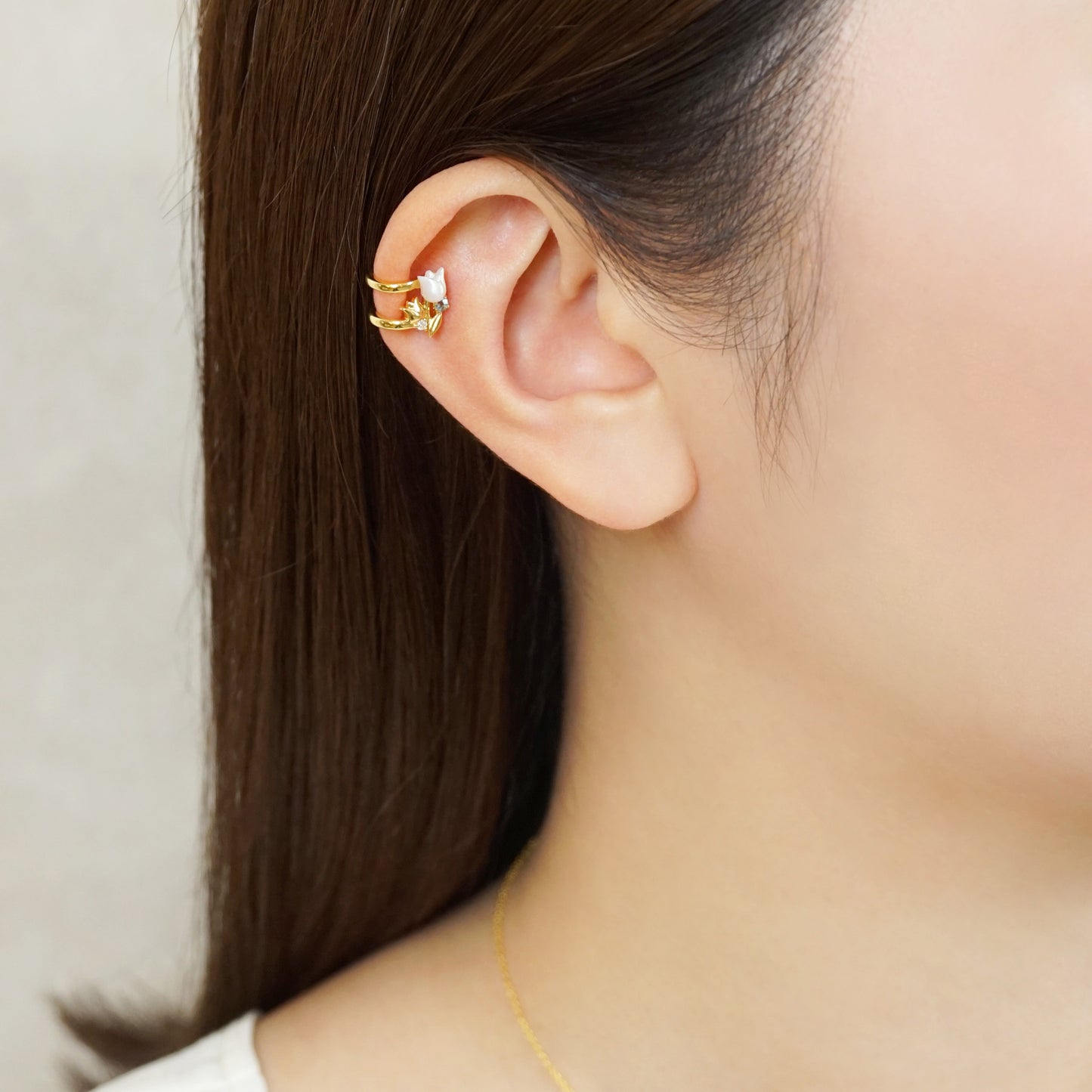 [Birth Flower Jewelry] March - Tulip Ear Cuff (925 Sterling Silver) - Model Image