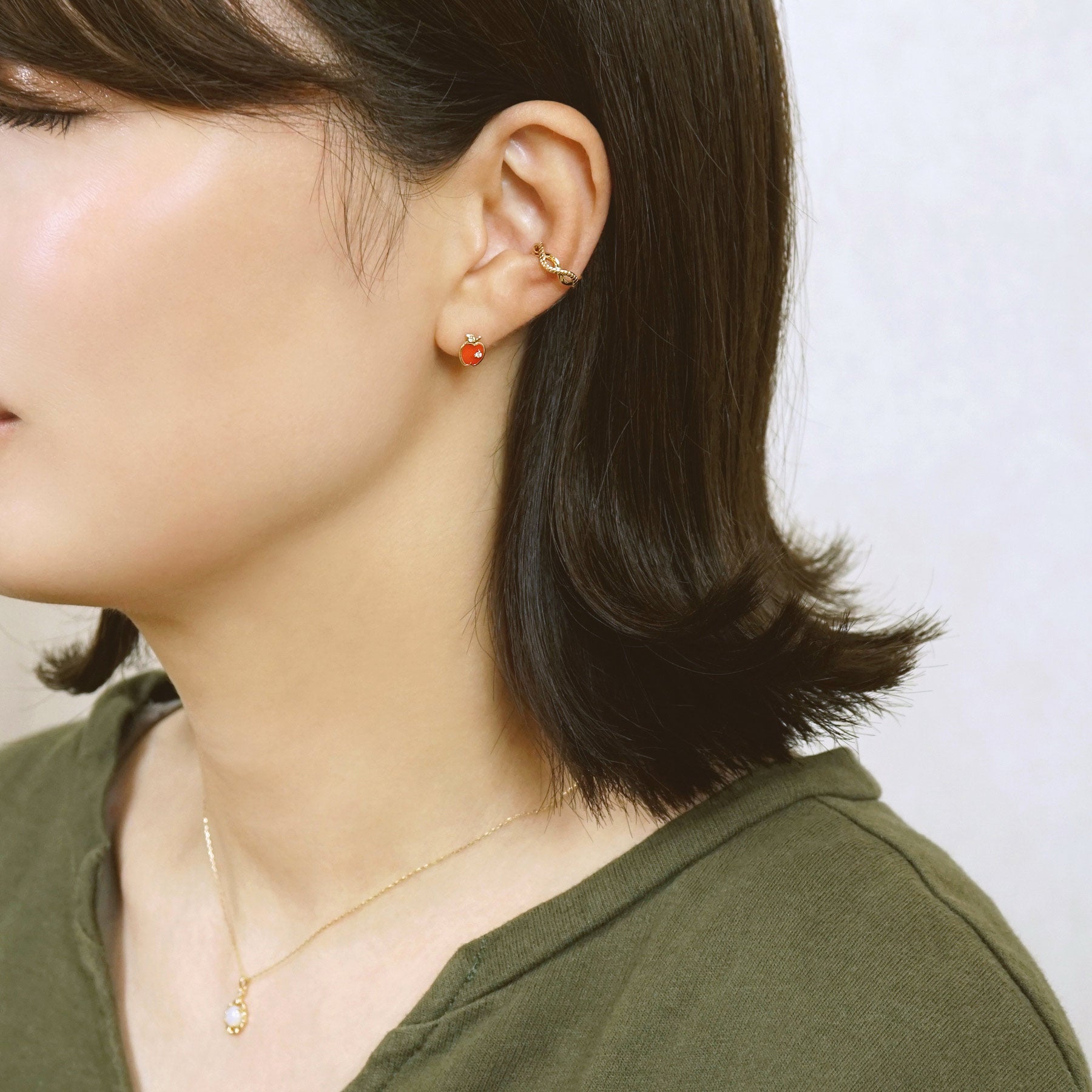 [Solo Earring] 18K/10K Apple Single Earring (Yellow Gold) - Model Image