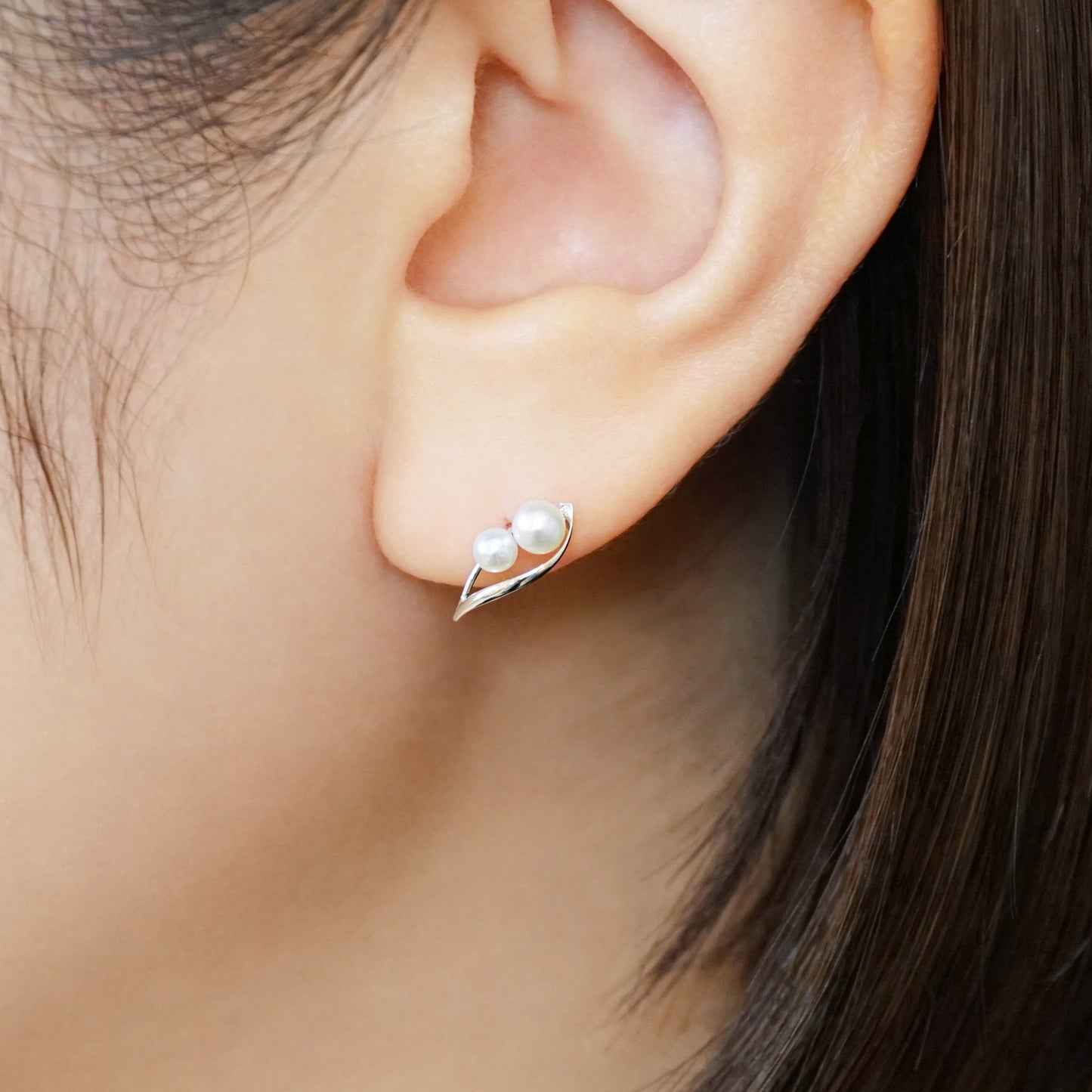 18K/10K Freshwater Pearl Twist Stud Earrings (White Gold) - Model Image