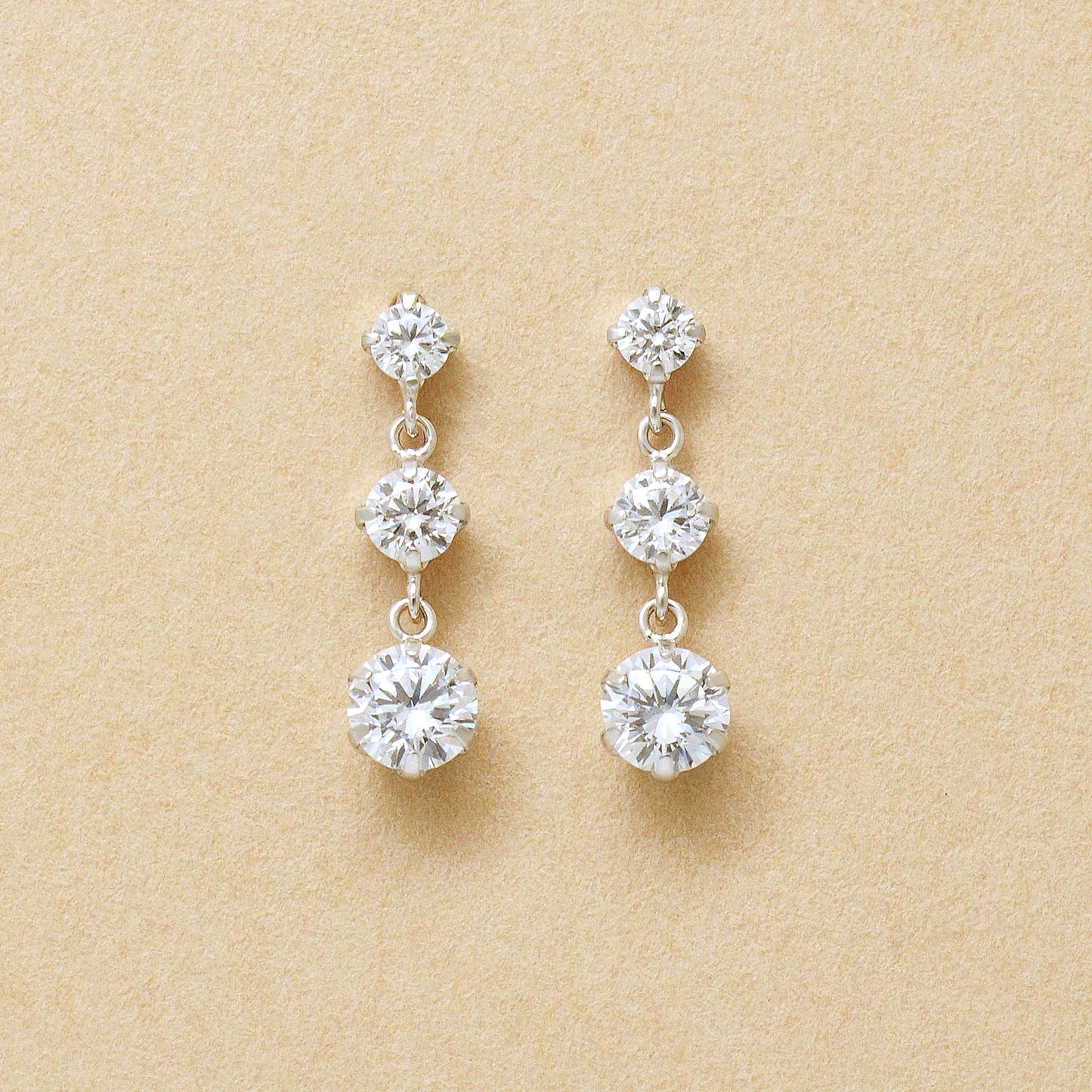 10K Gradation Dangle Earrings (White Gold) - Product Image