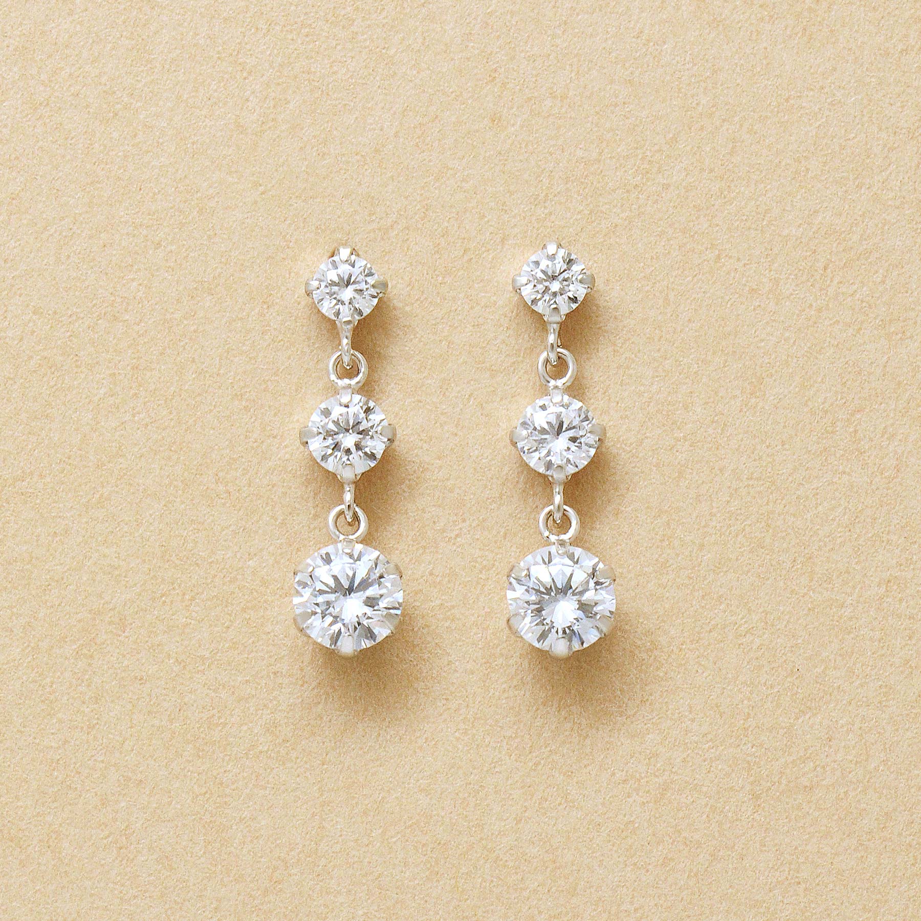 10K Gradation Dangle Earrings (White Gold) - Product Image