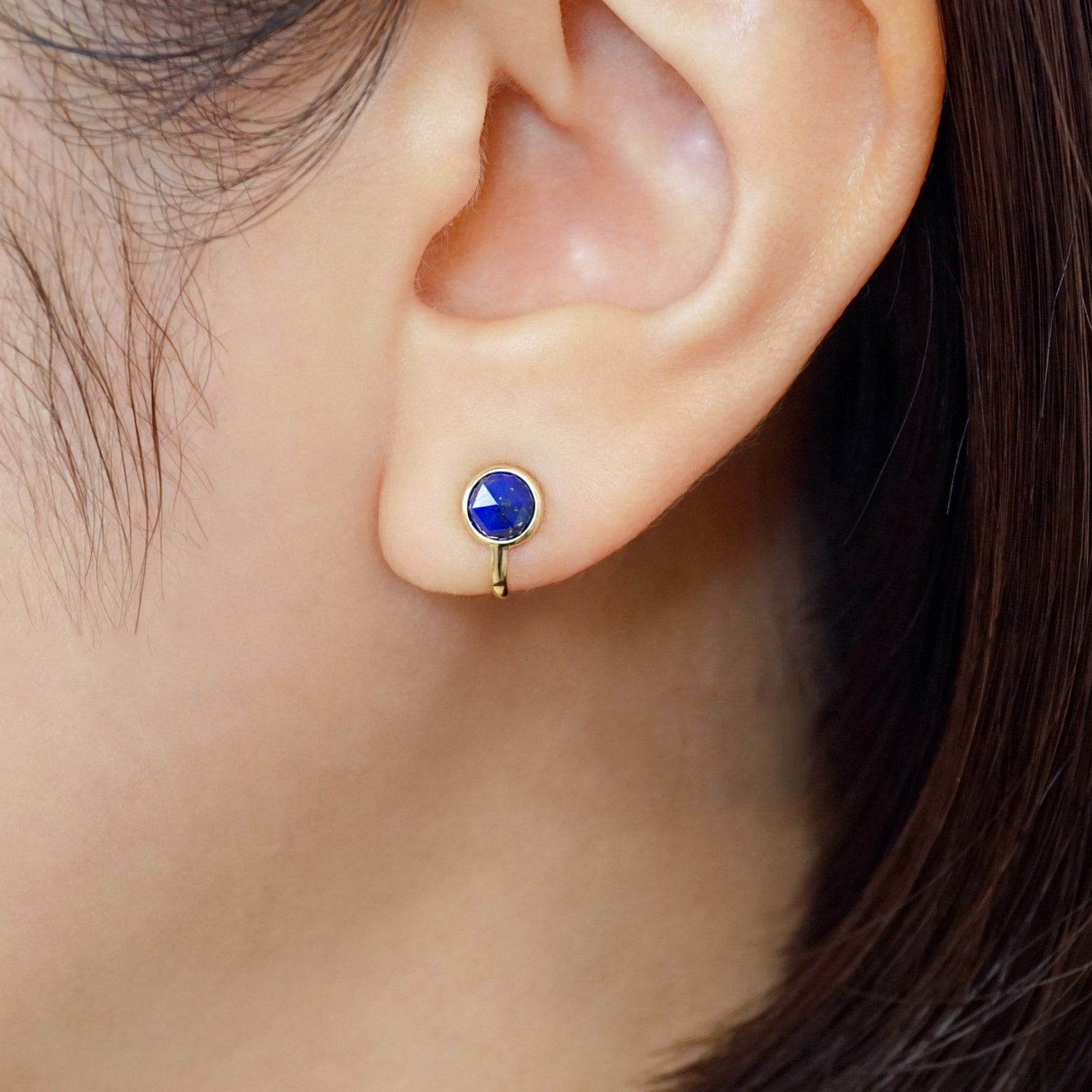 [Airy Clip-On Earrings] 10K Lapis Lazuli Earrings (Yellow Gold) - Model Image