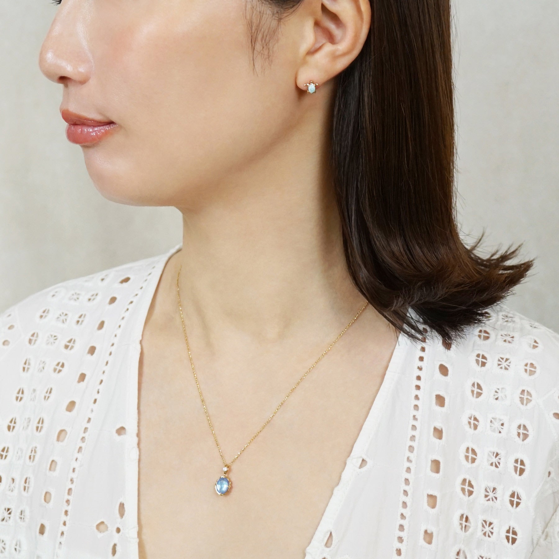 [Solo Earring] 18K/10K Sea Turtle Single Earring (Yellow Gold) - Model Image