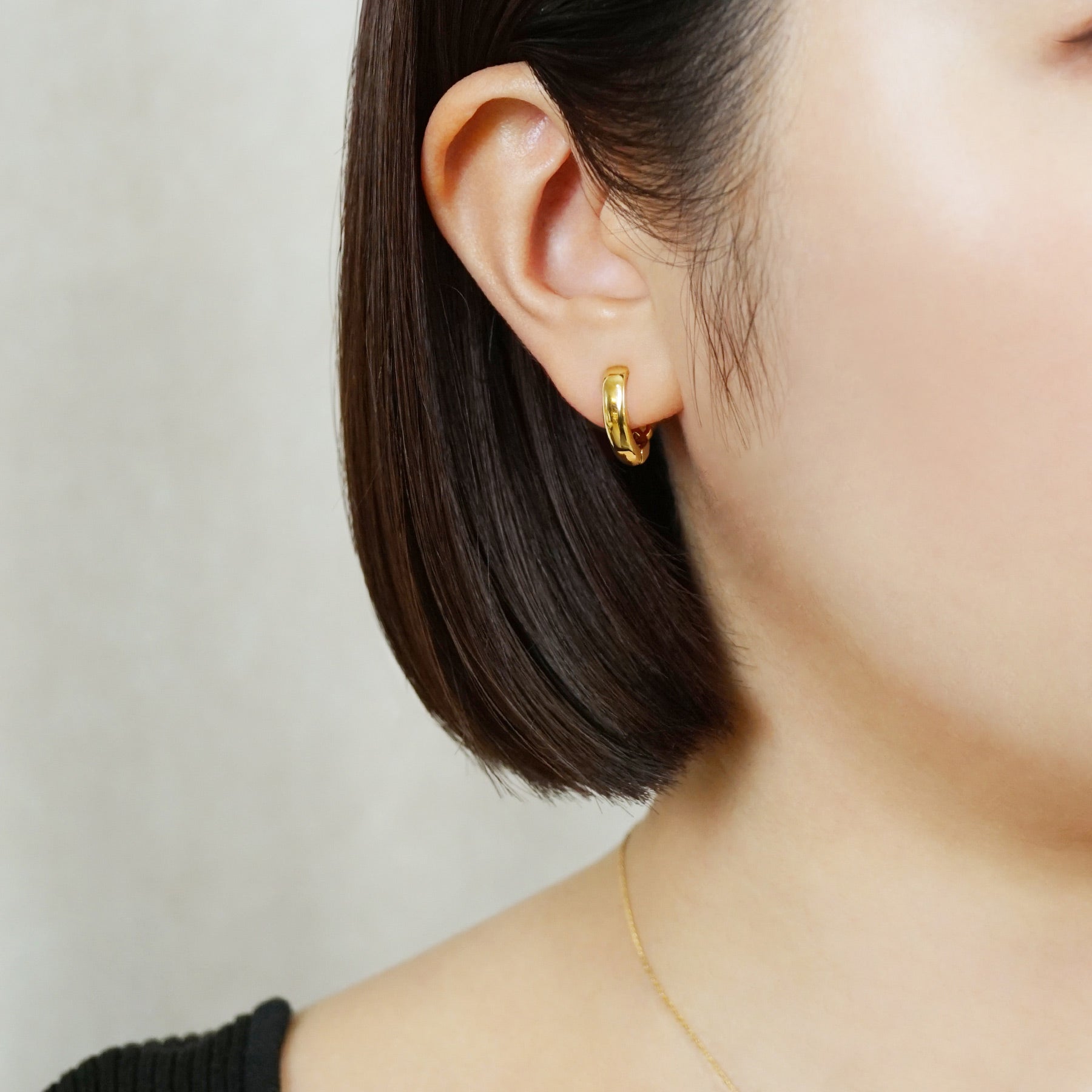 [Airy Clip-On Earrings] 925 Sterling Silver Reversible Hoop Earrings - Model Image